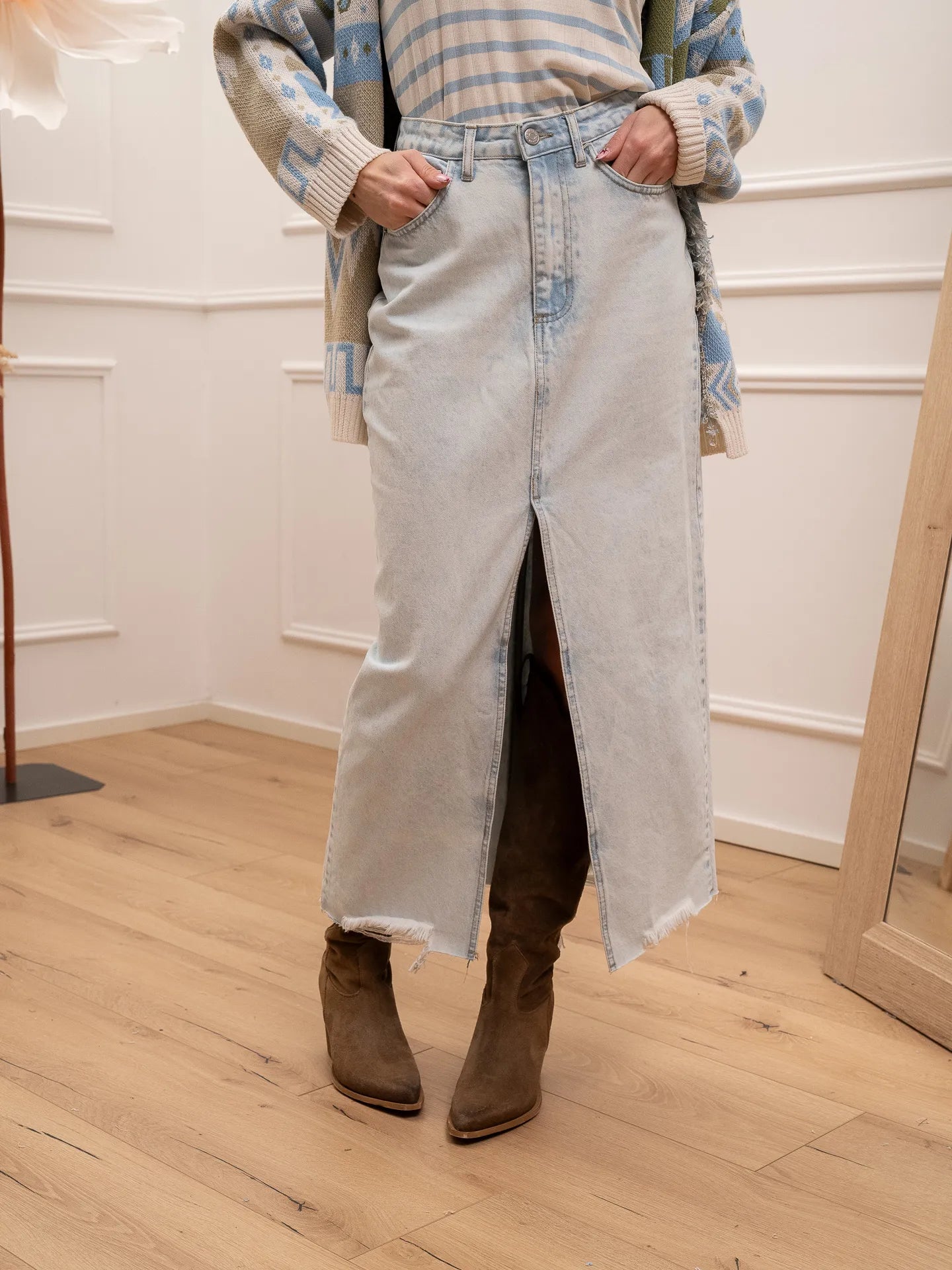 Gonna Ginza in denim chiaro taglio vivo sul fondo - HaveOne