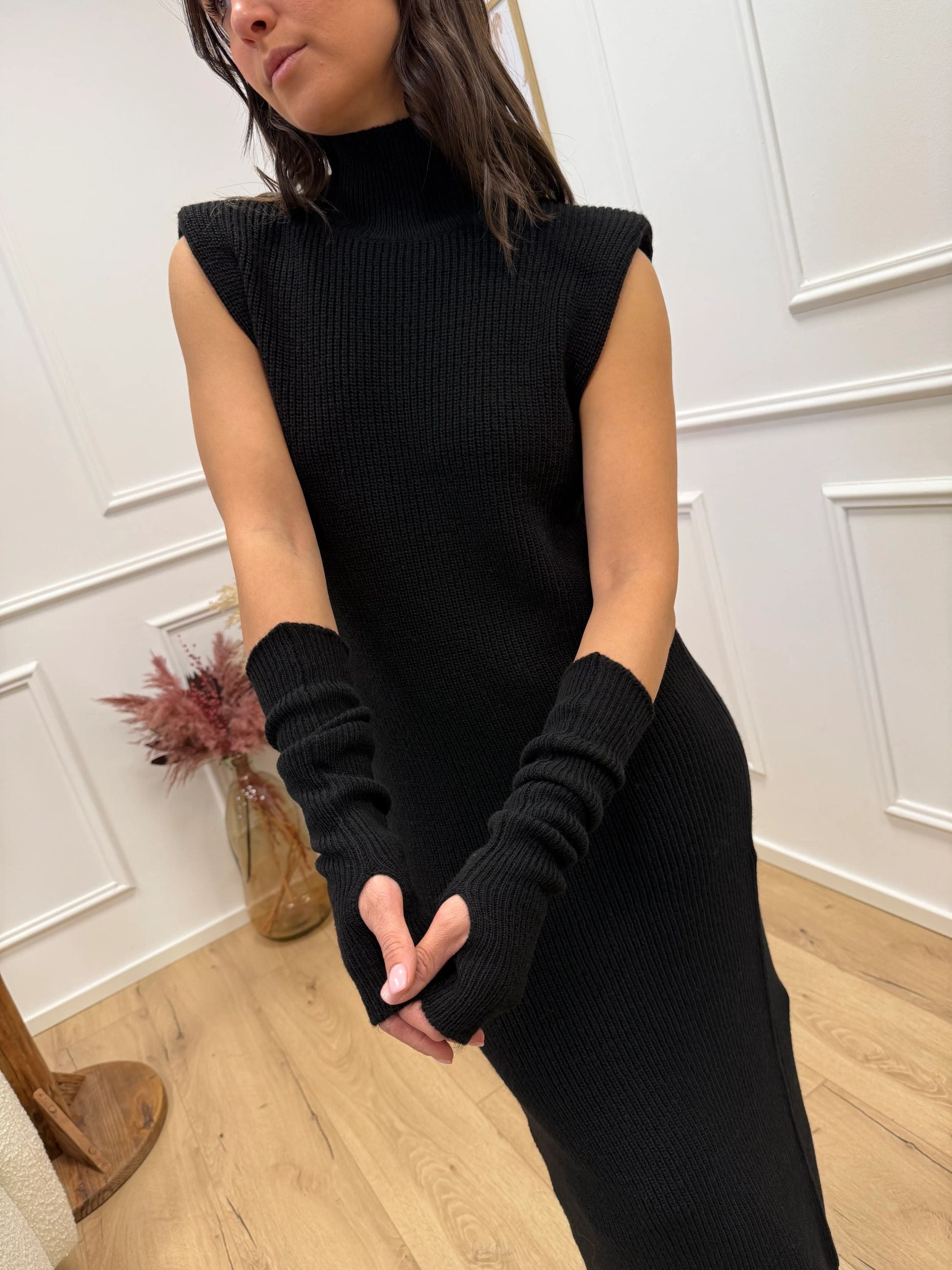 Vestito nero a coste con manicotti - Kontatto