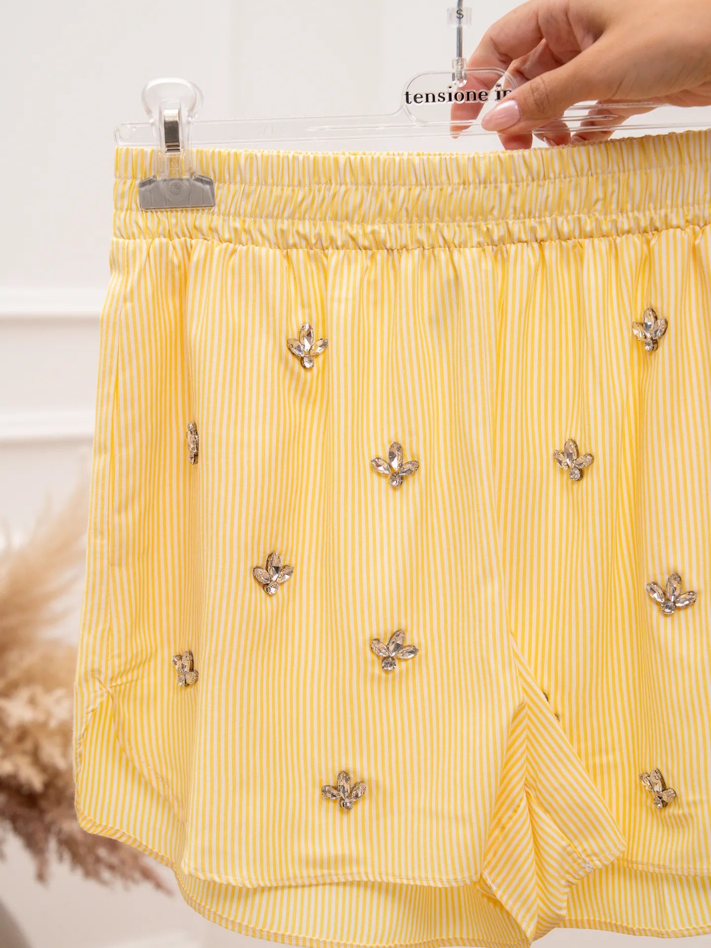 Shorts Shine rigati gialli con cabochon - Tensione In
