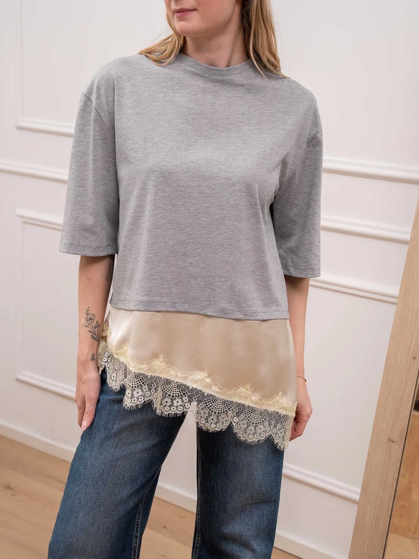 T shirt Nancy grigia con inserto di pizzo - Tensione In