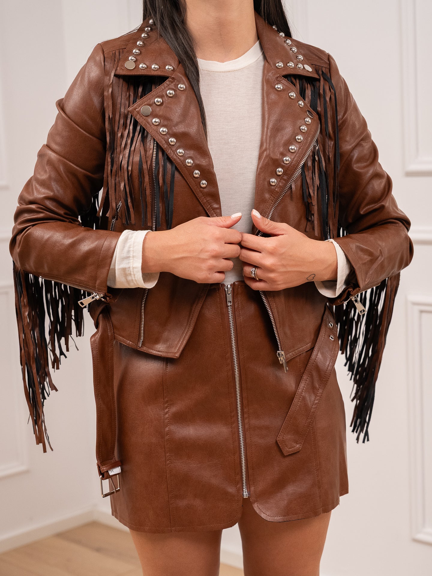 Chiodo in ecopelle cuoio con frange e borchie - Glamorous