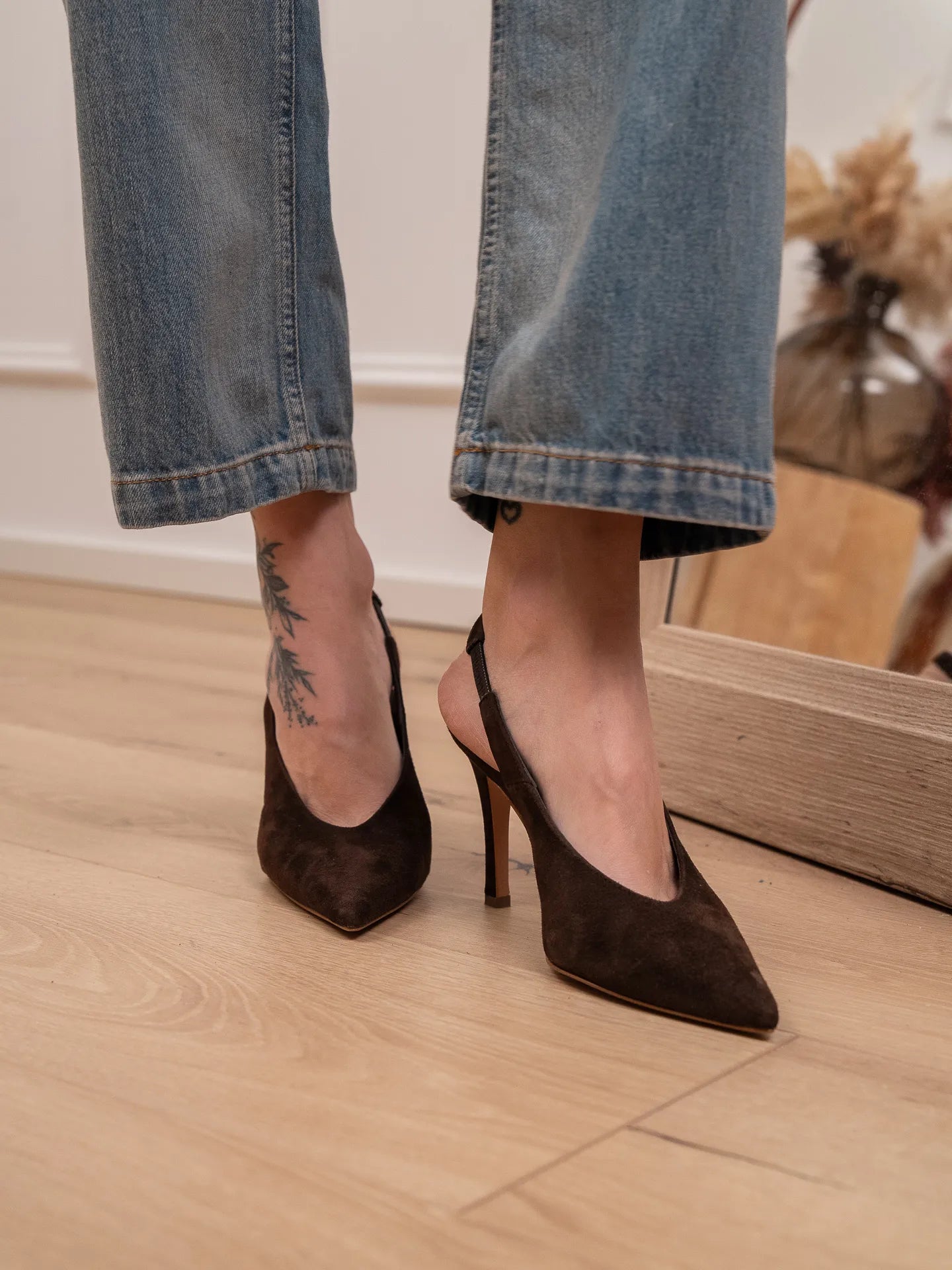 Décolleté scamosciato moro scollo profondo - Ovyè