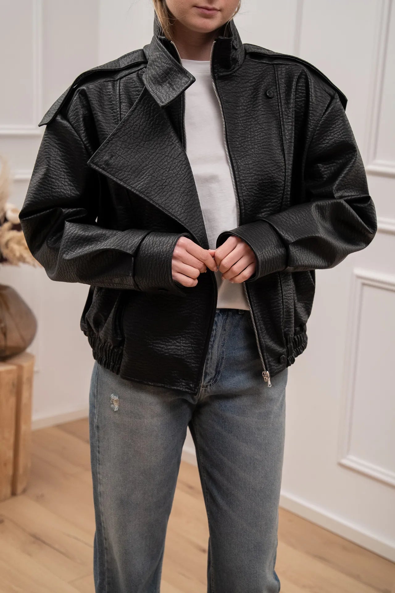 Bomber Urban nero in ecopelle martellata - Vicolo