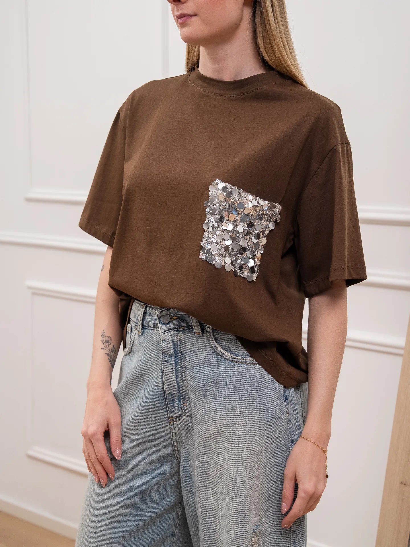 T shirt mezza manica cioccolato con tasca paillettes - Tensione In