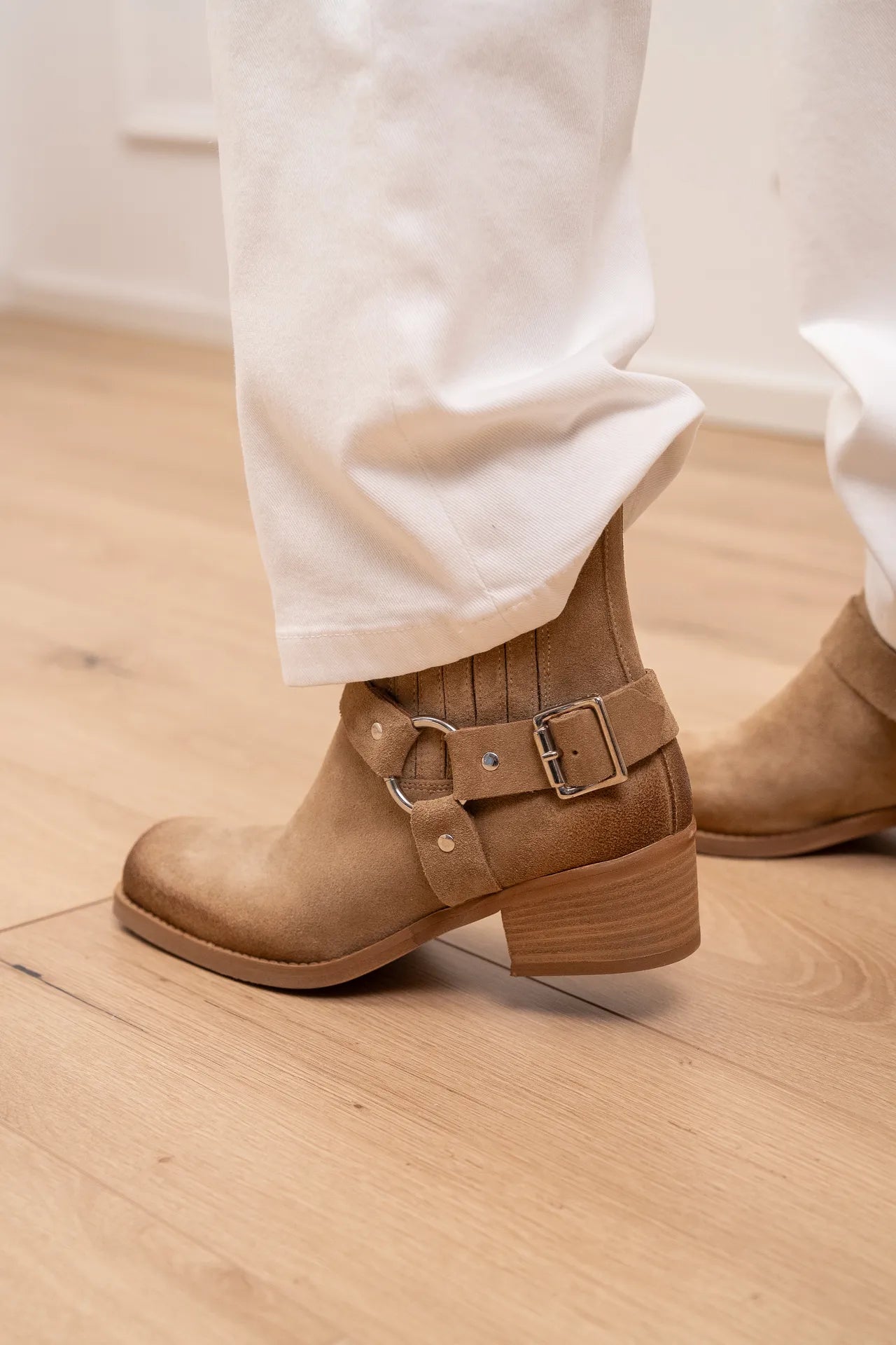 Stivaletto punta squadrata in suede deserto con anello - Ovyè