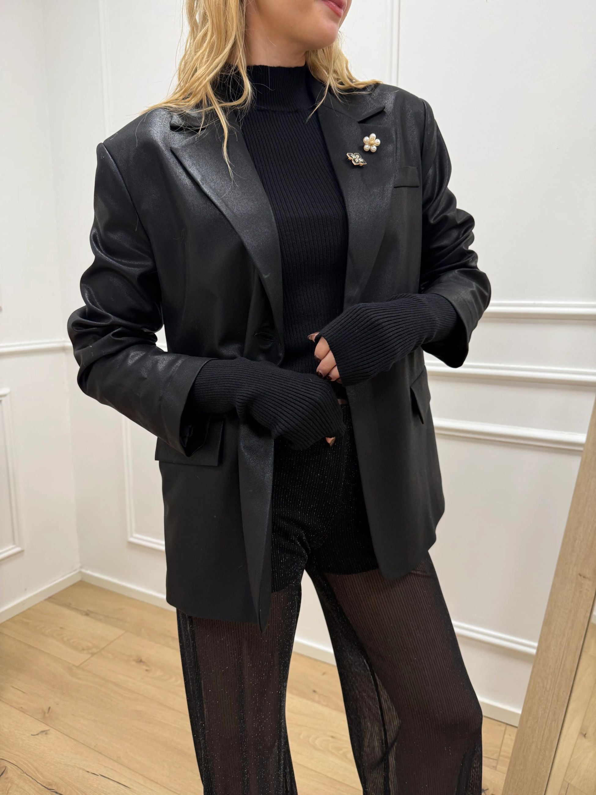 Giacca nera spalmata con spille - HaveOne