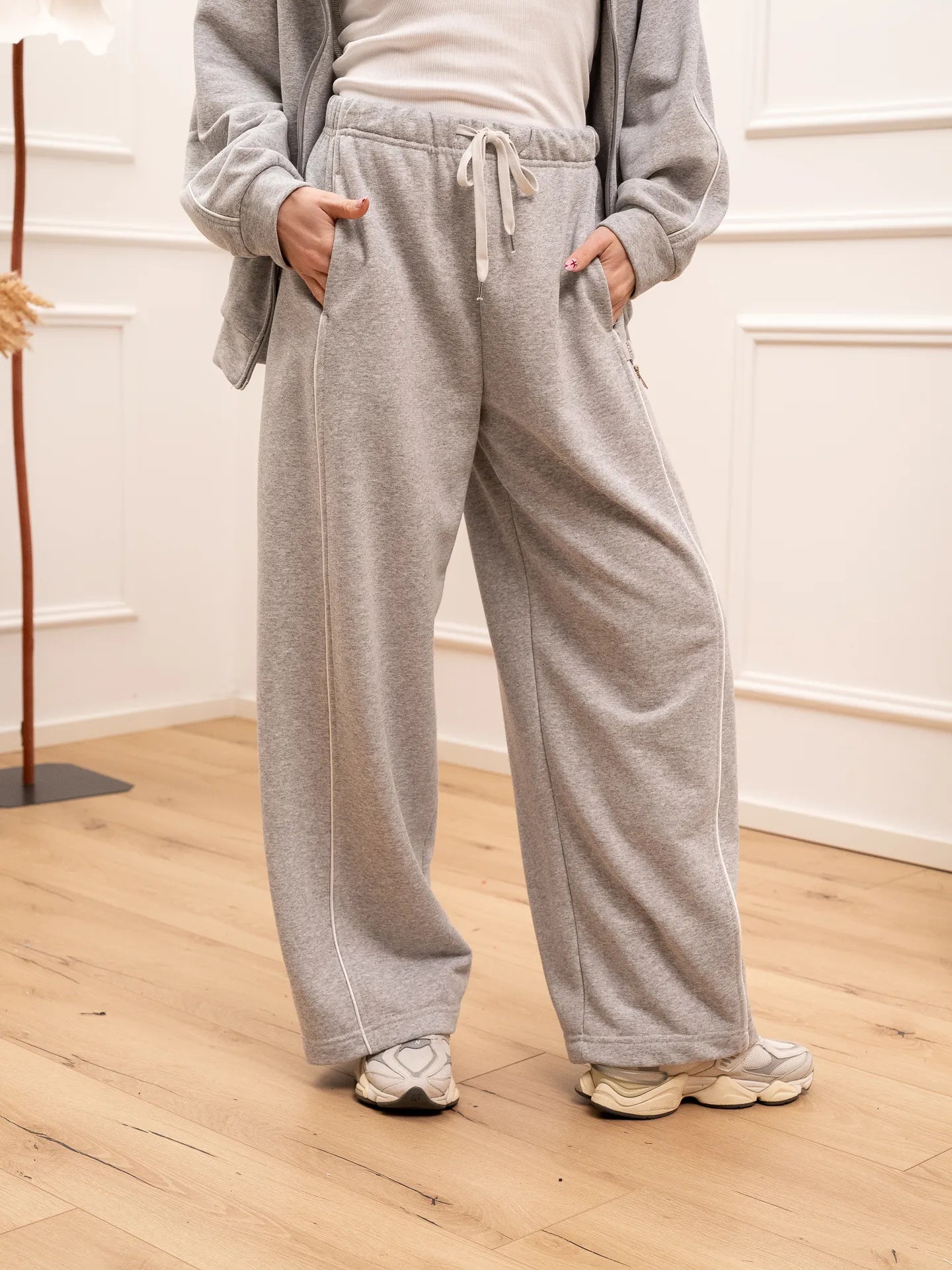 Pantaloni Frankie joggers perla riga bianca - Vicolo