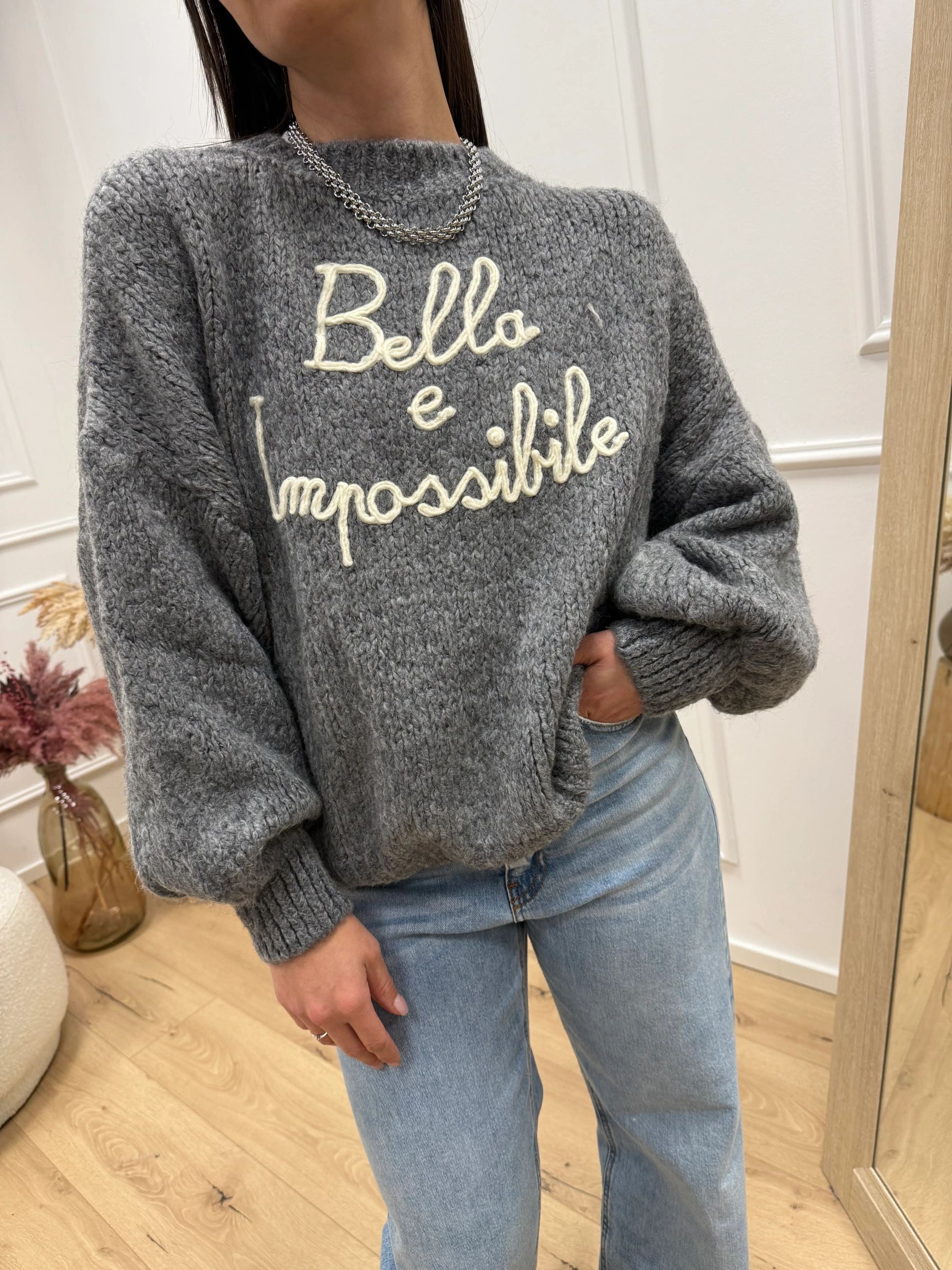 Maglia grigia ricamo "Bella e impossibile" - You Decide