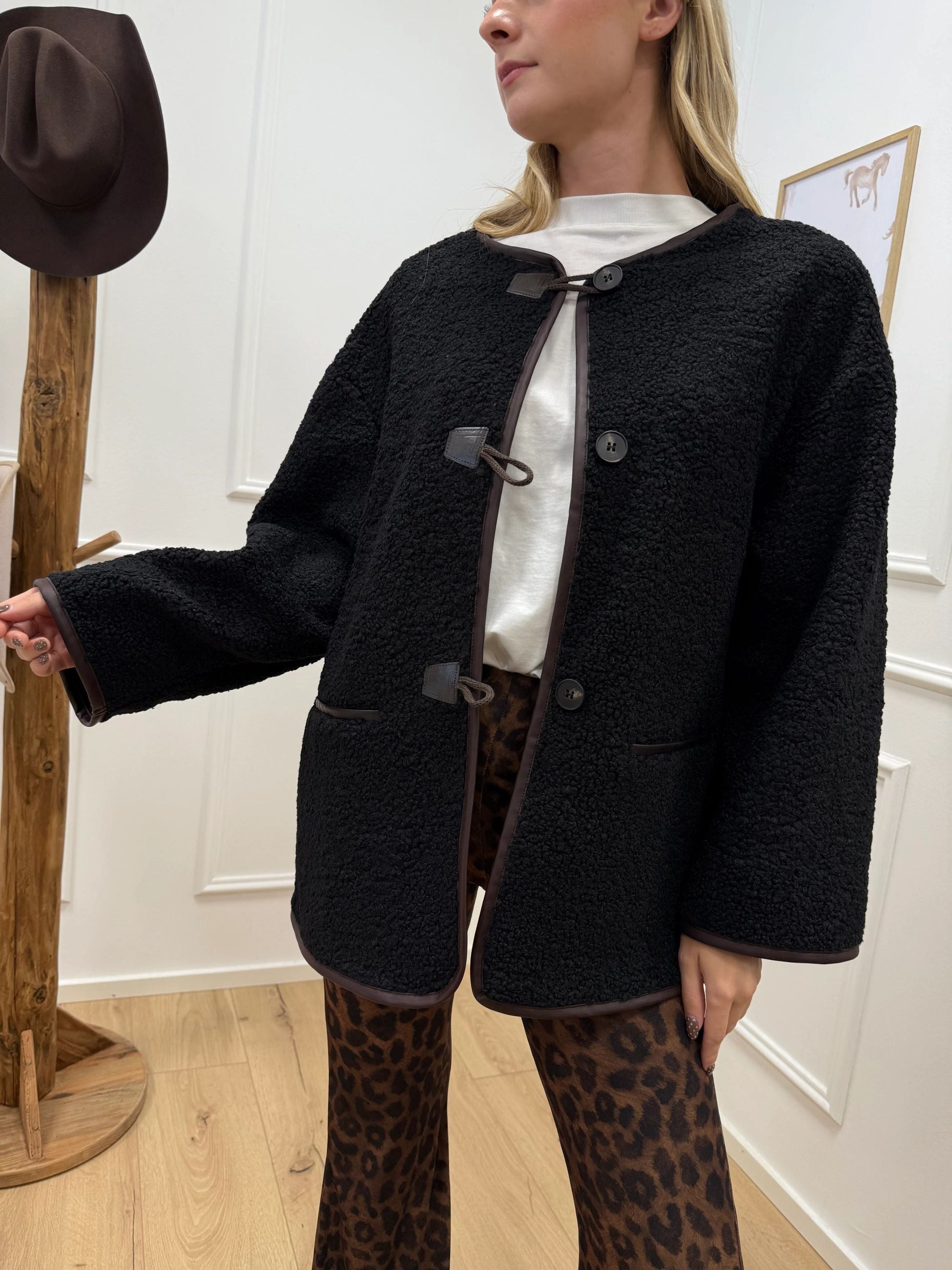 Montone nero con alamari - Vicolo