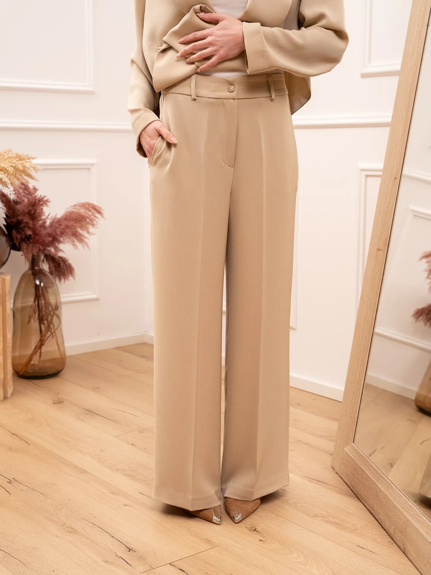 Pantaloni fluidi beige a palazzo con molla sul retro - HaveOne
