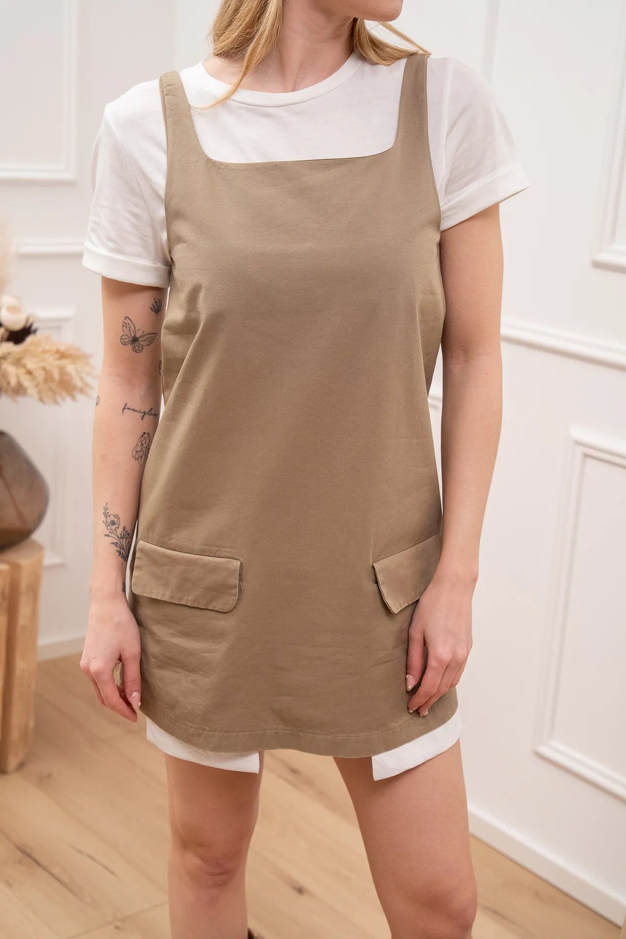 Vestito in cotone beige con t shirt bianca - Tensione In