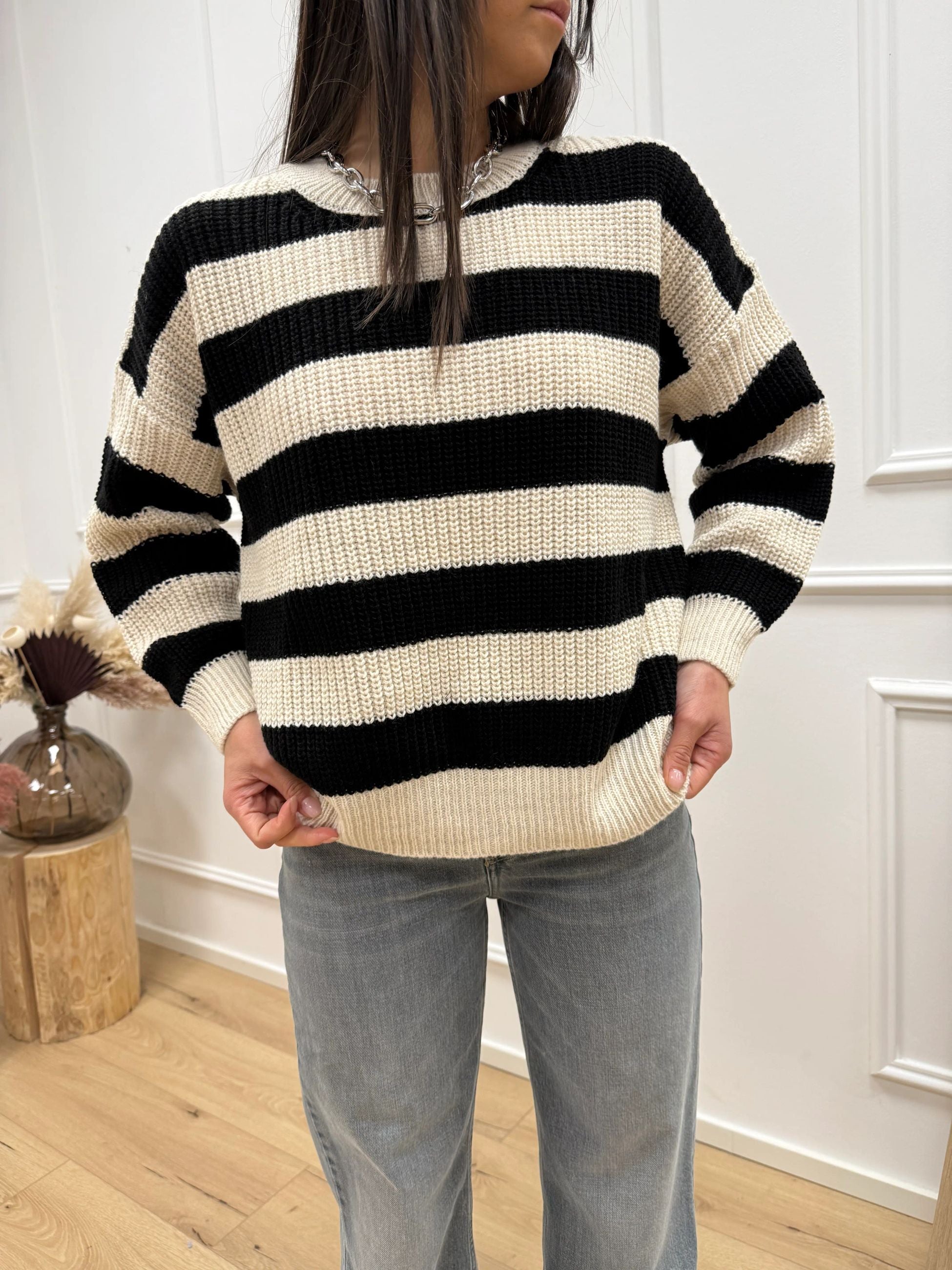 Maglia girocollo rigata nero e crema - HaveOne