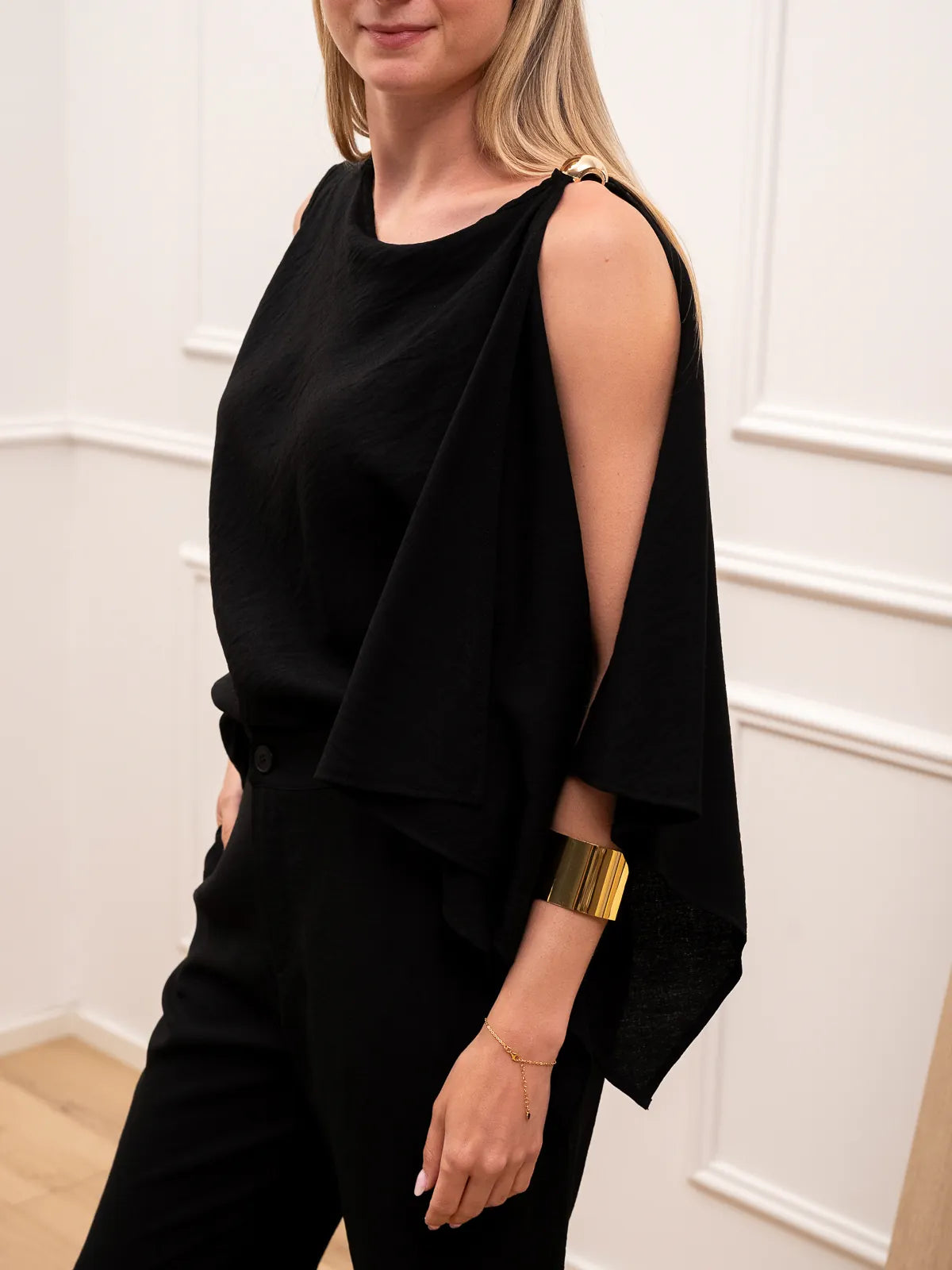 Blusa Madrid nera con dettaglio dorato - HaveOne