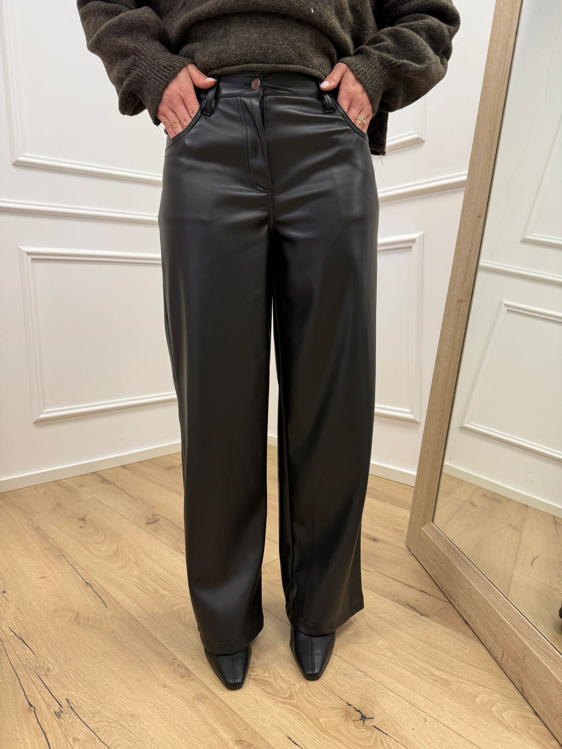 Pantaloni Bella in ecopelle nero wide leg - HaveOne