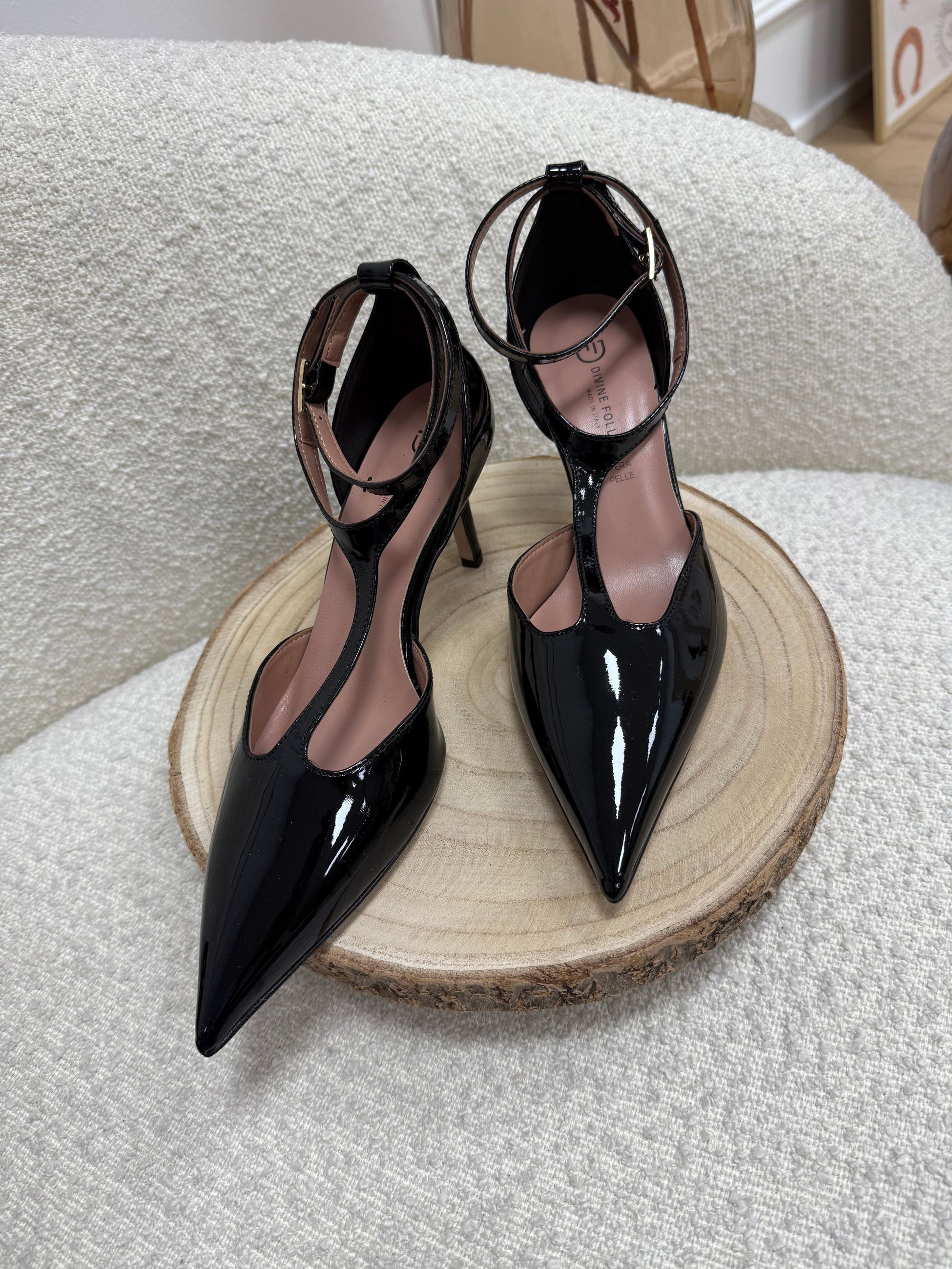 Décolleté in vernice nera cinturino alla caviglia - Divine Follie
