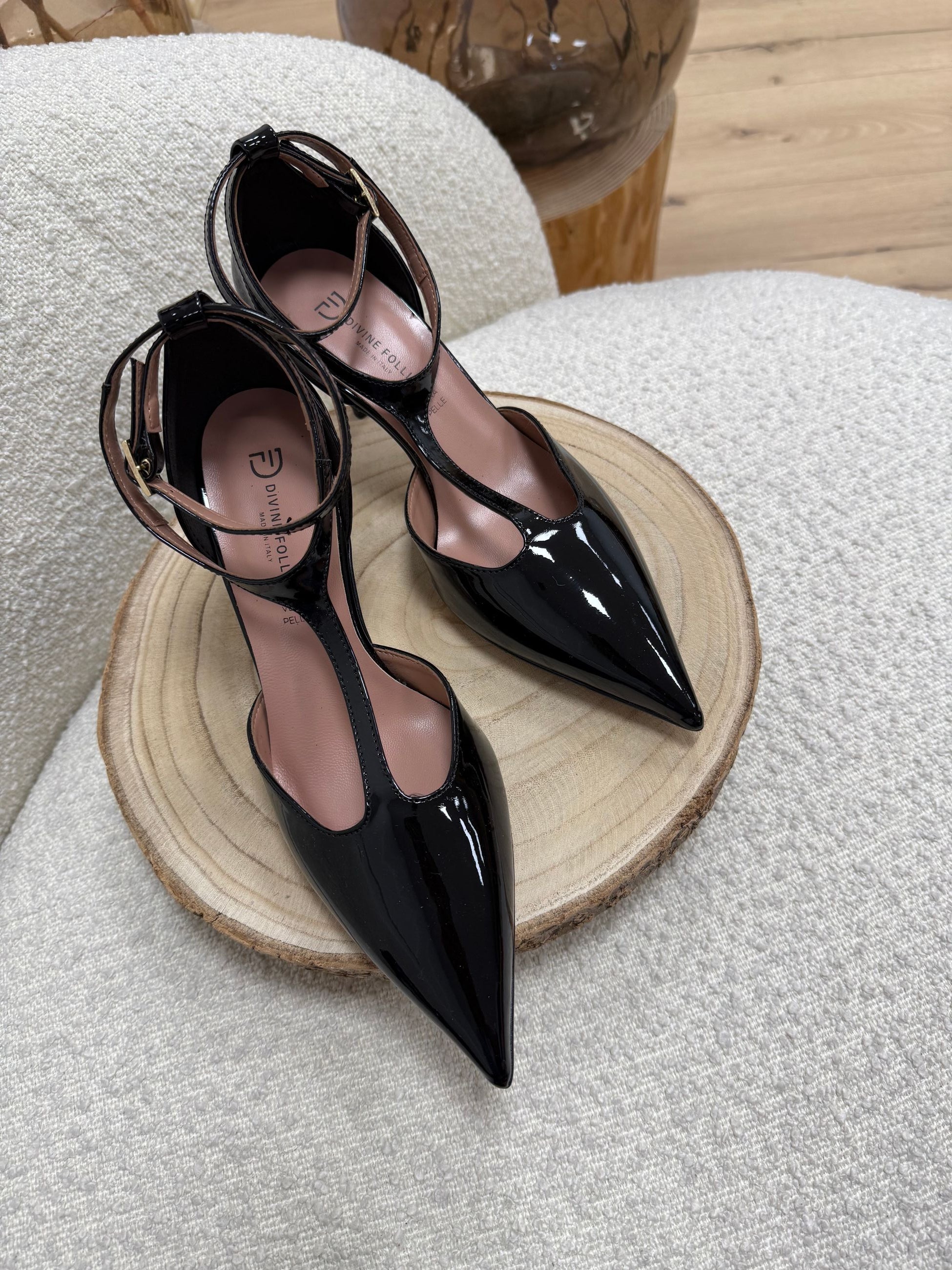 Décolleté in vernice nera cinturino alla caviglia - Divine Follie