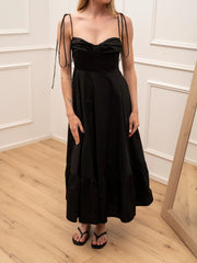 Vestito nero scollo a cuore con balza sul fondo - Glamorous