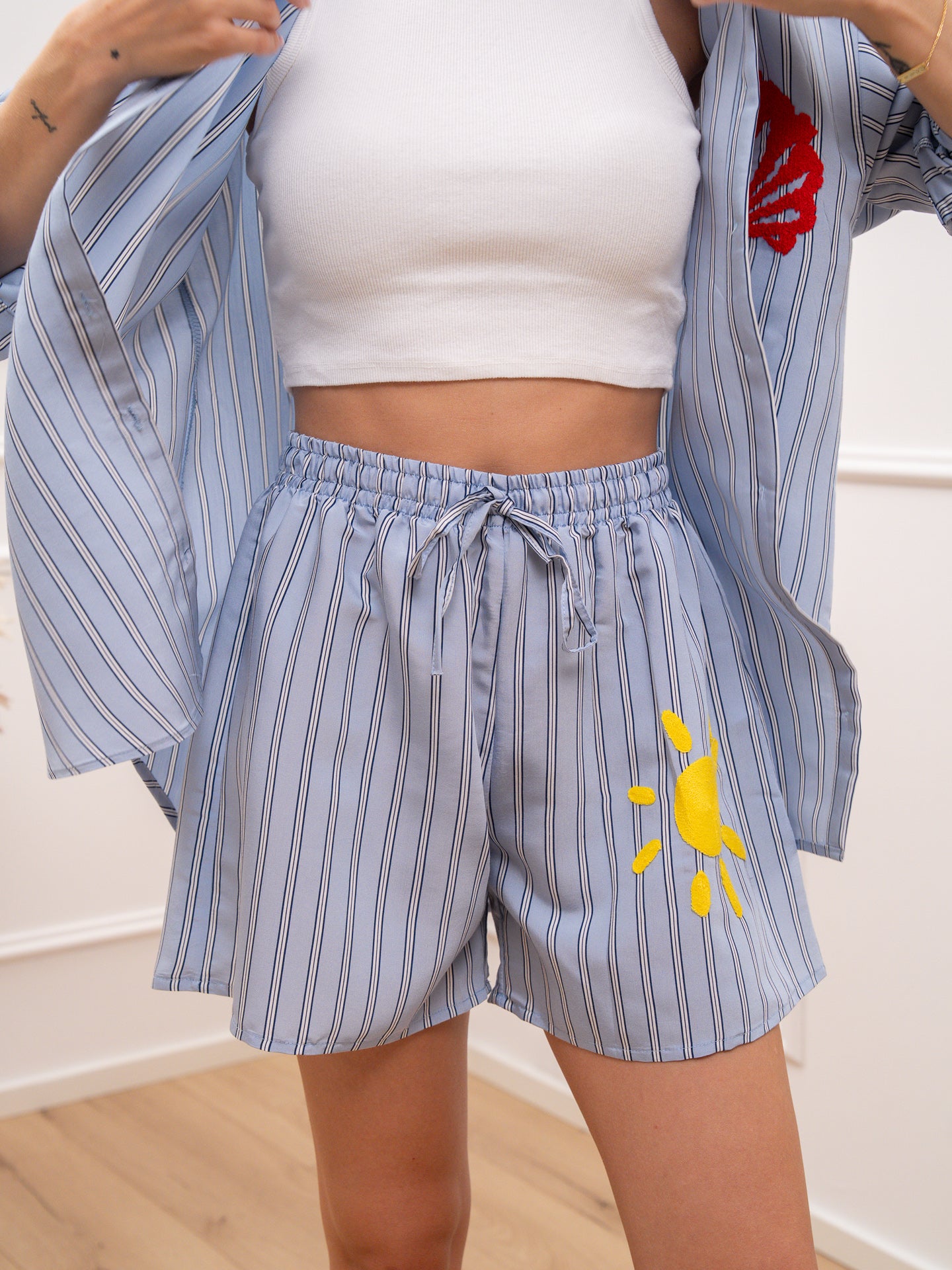 Shorts gessato celeste e blu patch Sole - Vicolo