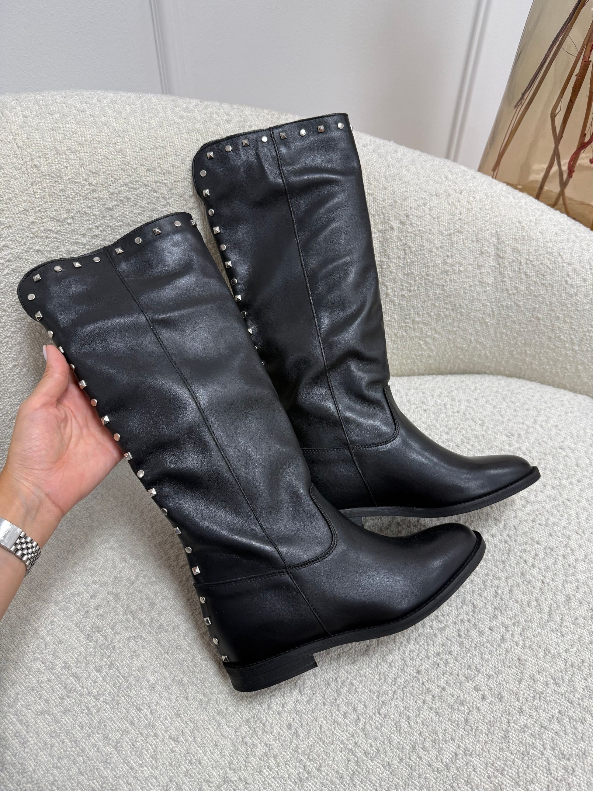 Stivale nero con zeppa e borchie argento - Divine Follie