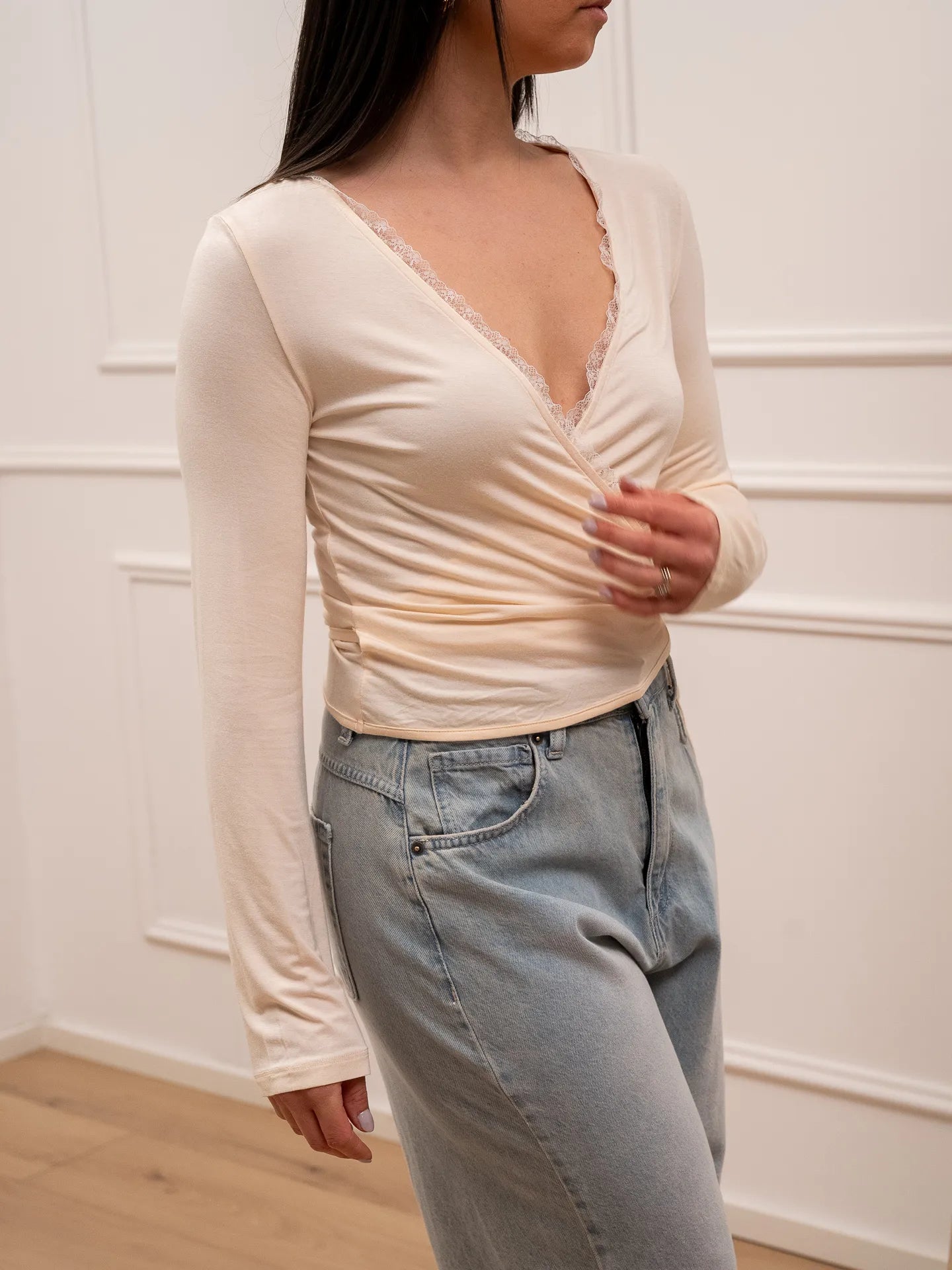 Maglia a incrocio crema con laccetti e pizzo - You Decide