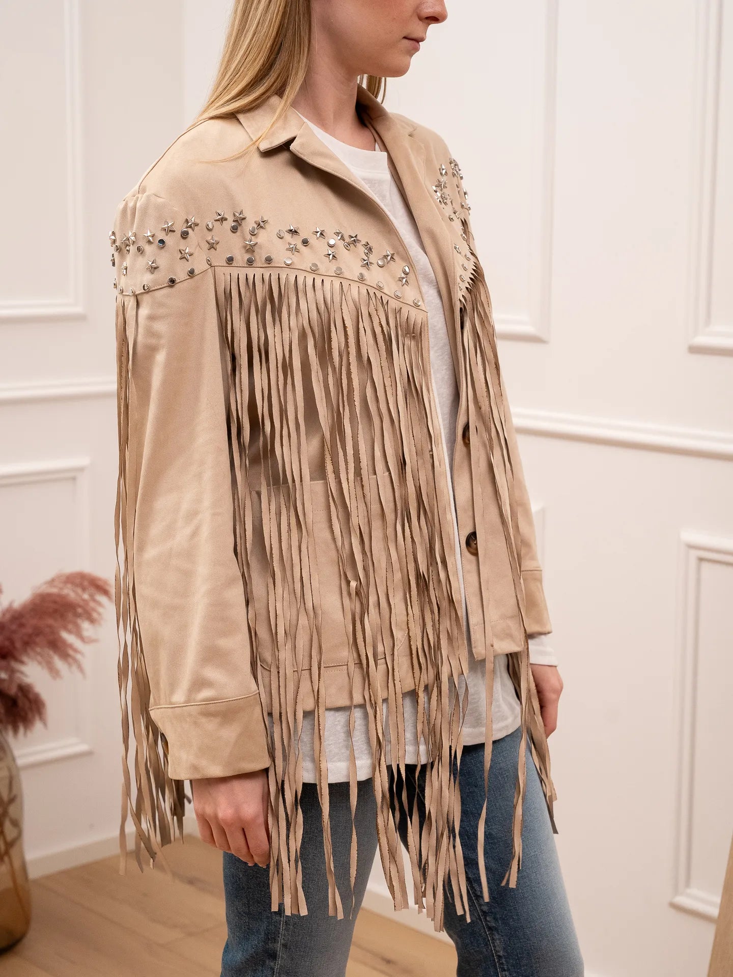 Giacca in suede beige con frange e borchie - HaveOne