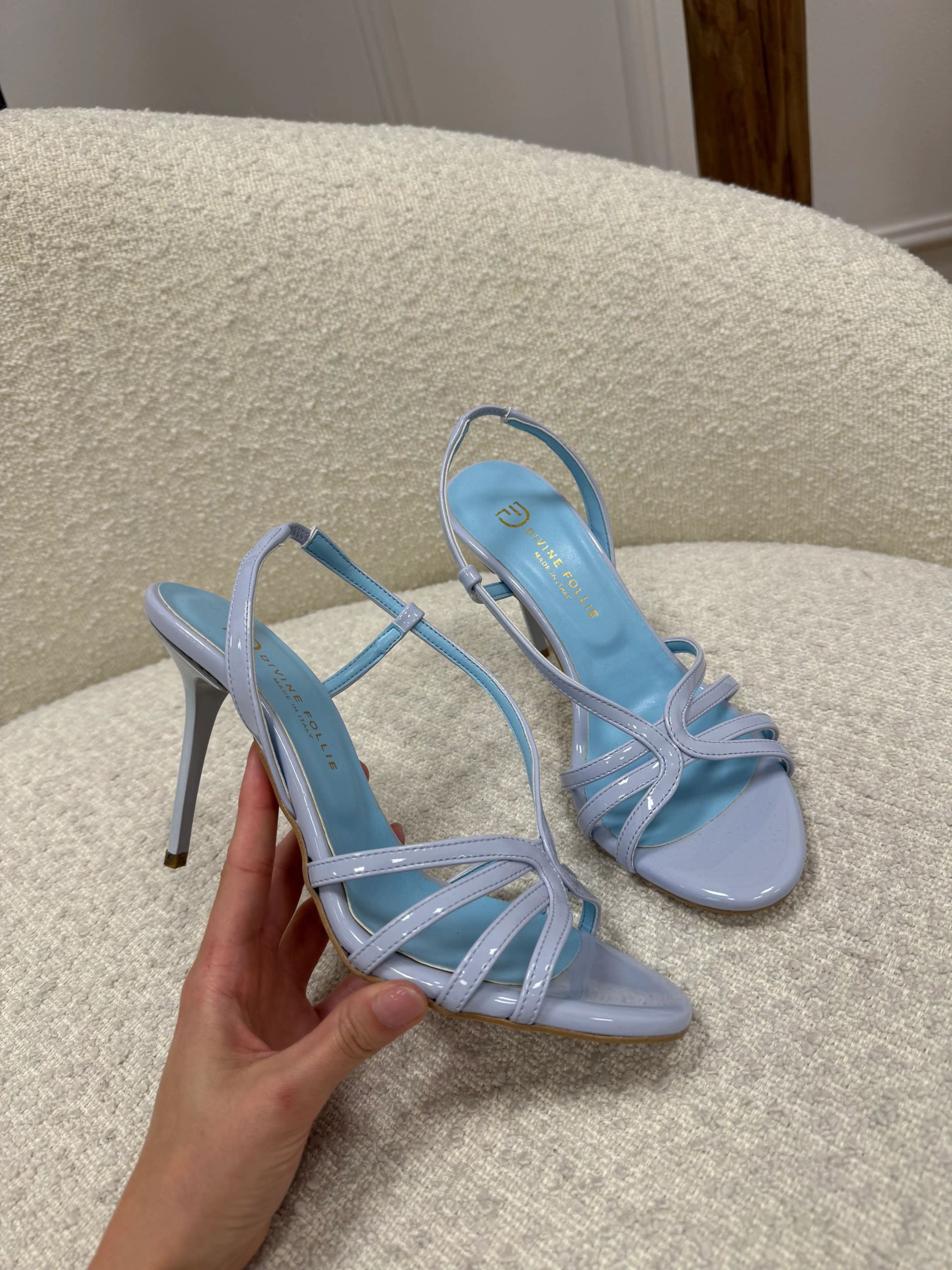 Sandalo a gabbia in vernice celeste - Divine Follie