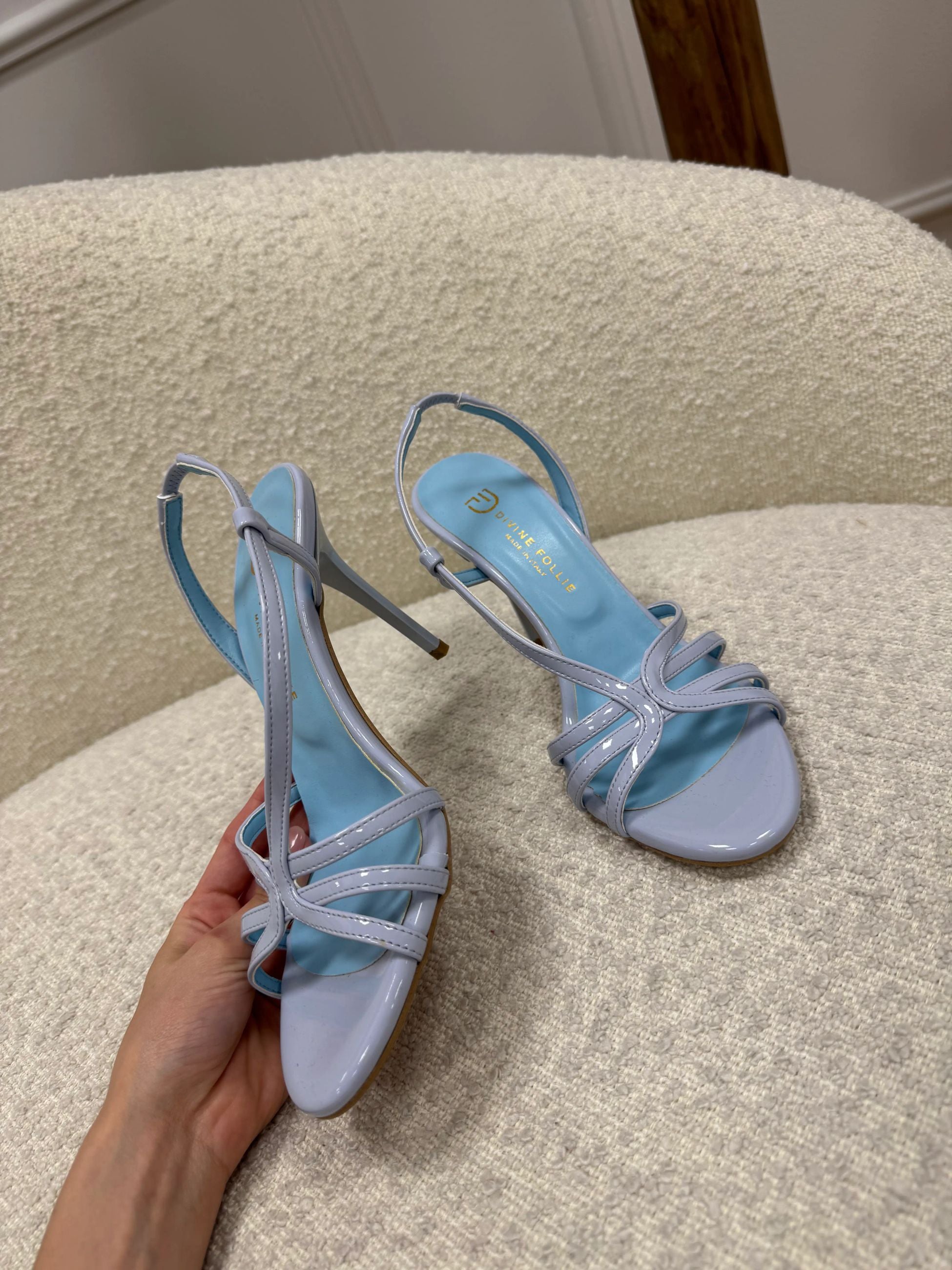 Sandalo a gabbia in vernice celeste - Divine Follie