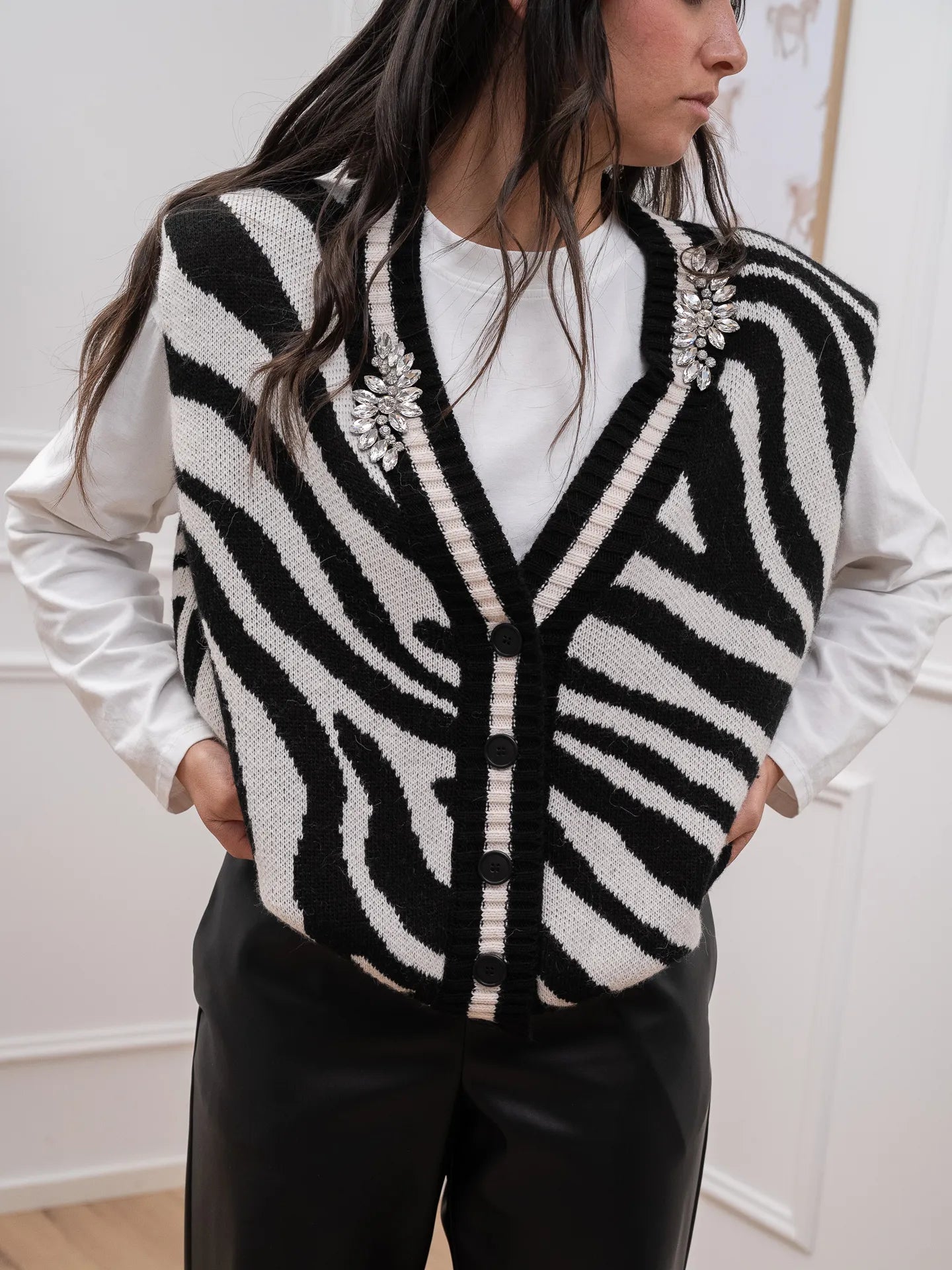 Gilet in maglia panna, nero con cabochon - Dixie