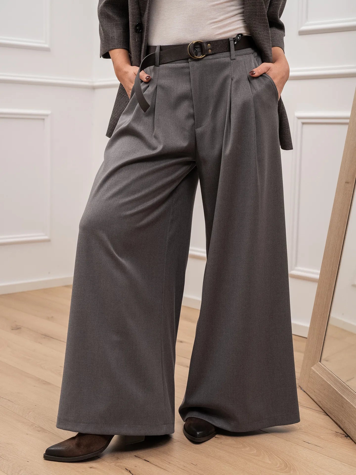 Pantaloni larghi grigi con pinces e cintura - HaveOne