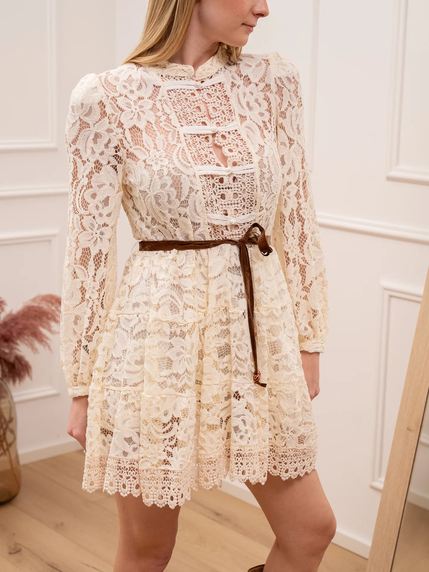 Vestito in pizzo panna con alamari - Tensione In