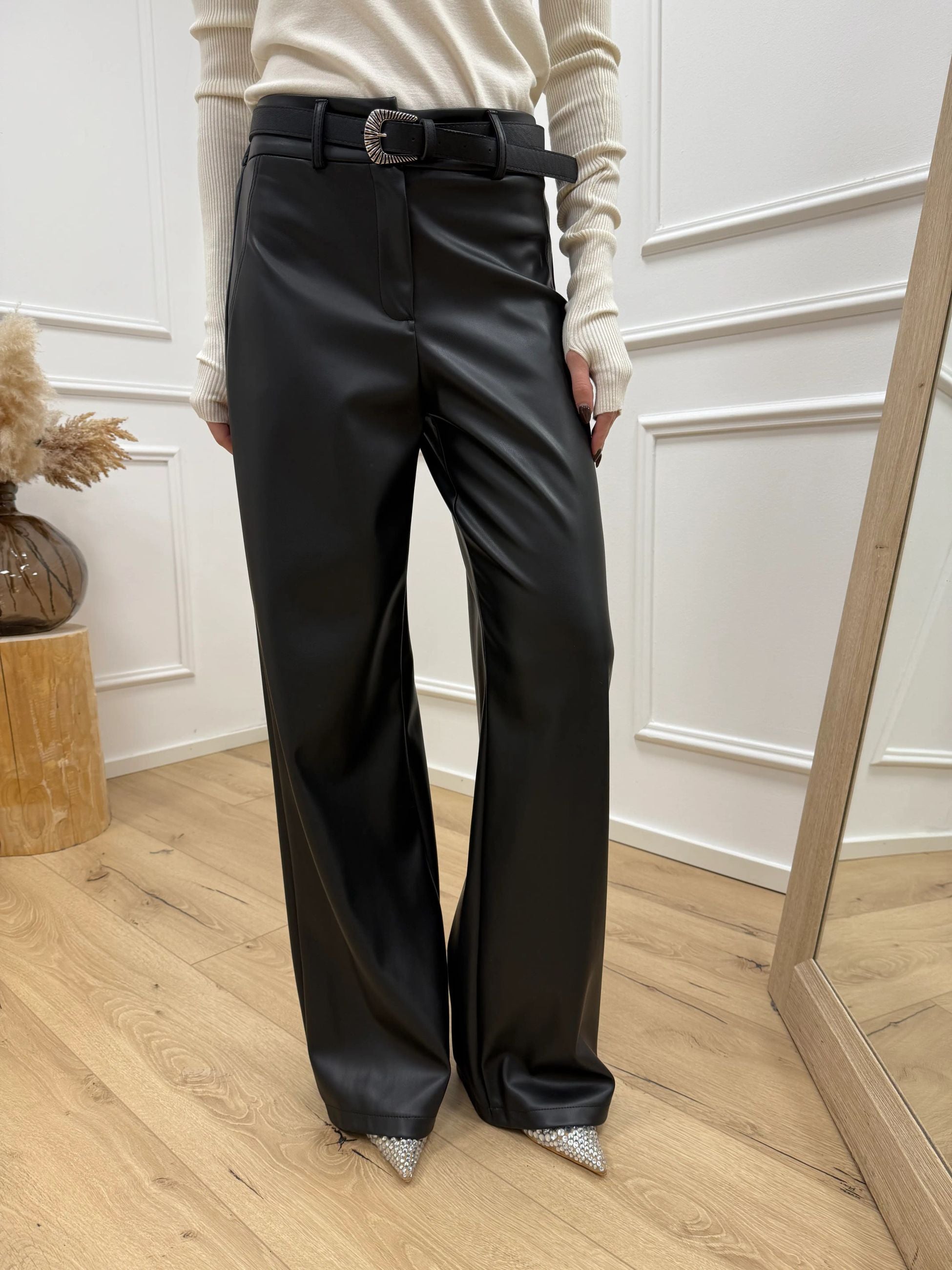 Pantaloni neri in ecopelle con cintura - HaveOne