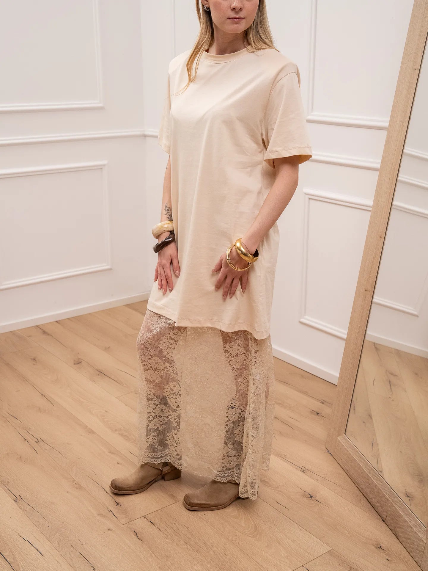 Vestito in pizzo con t shirt nocciola - HaveOne