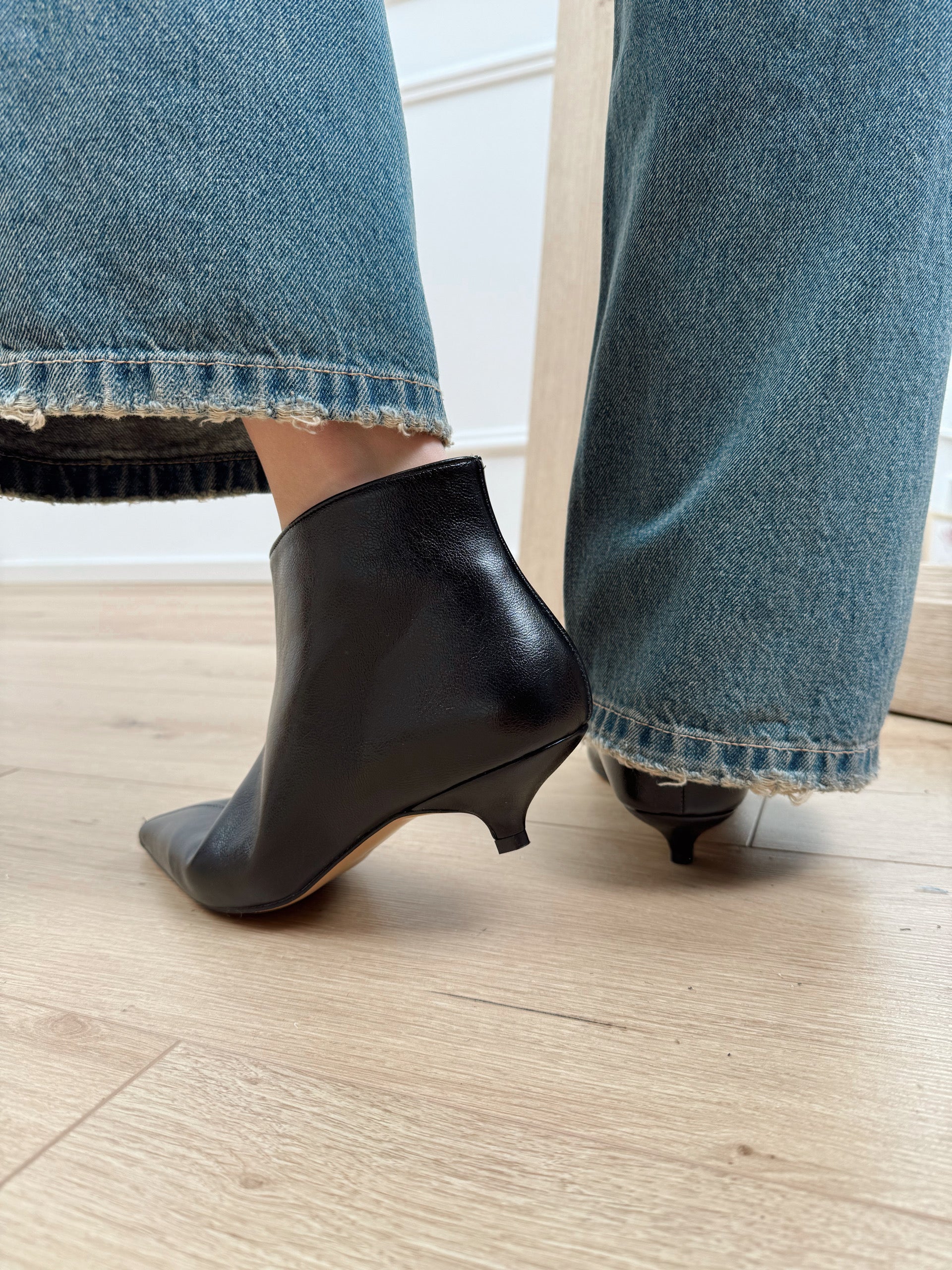 Stivaletto in pelle nero tacco basso - Divine Follie