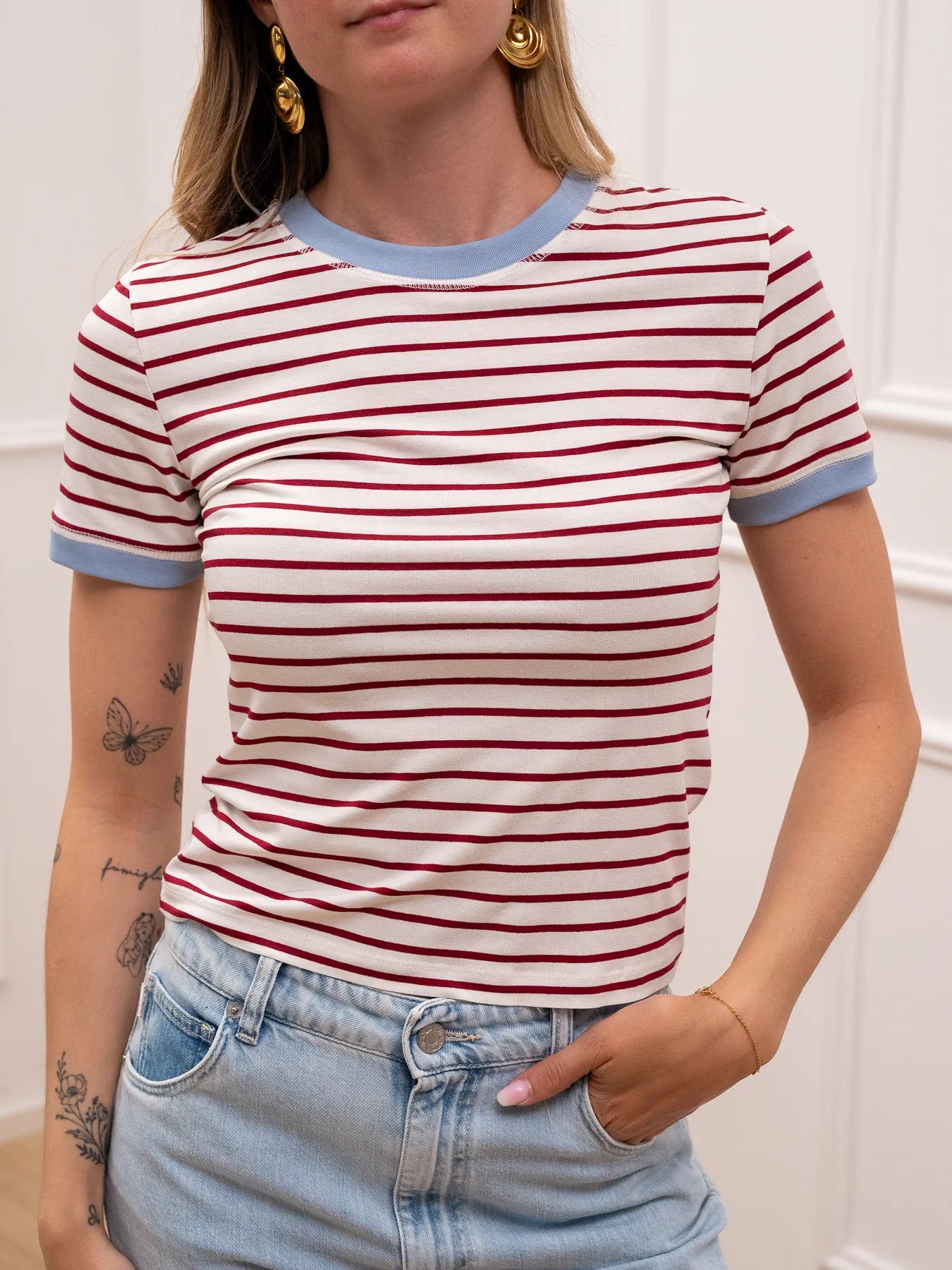 T shirt rigata latte e india con bordi celesti - Vicolo