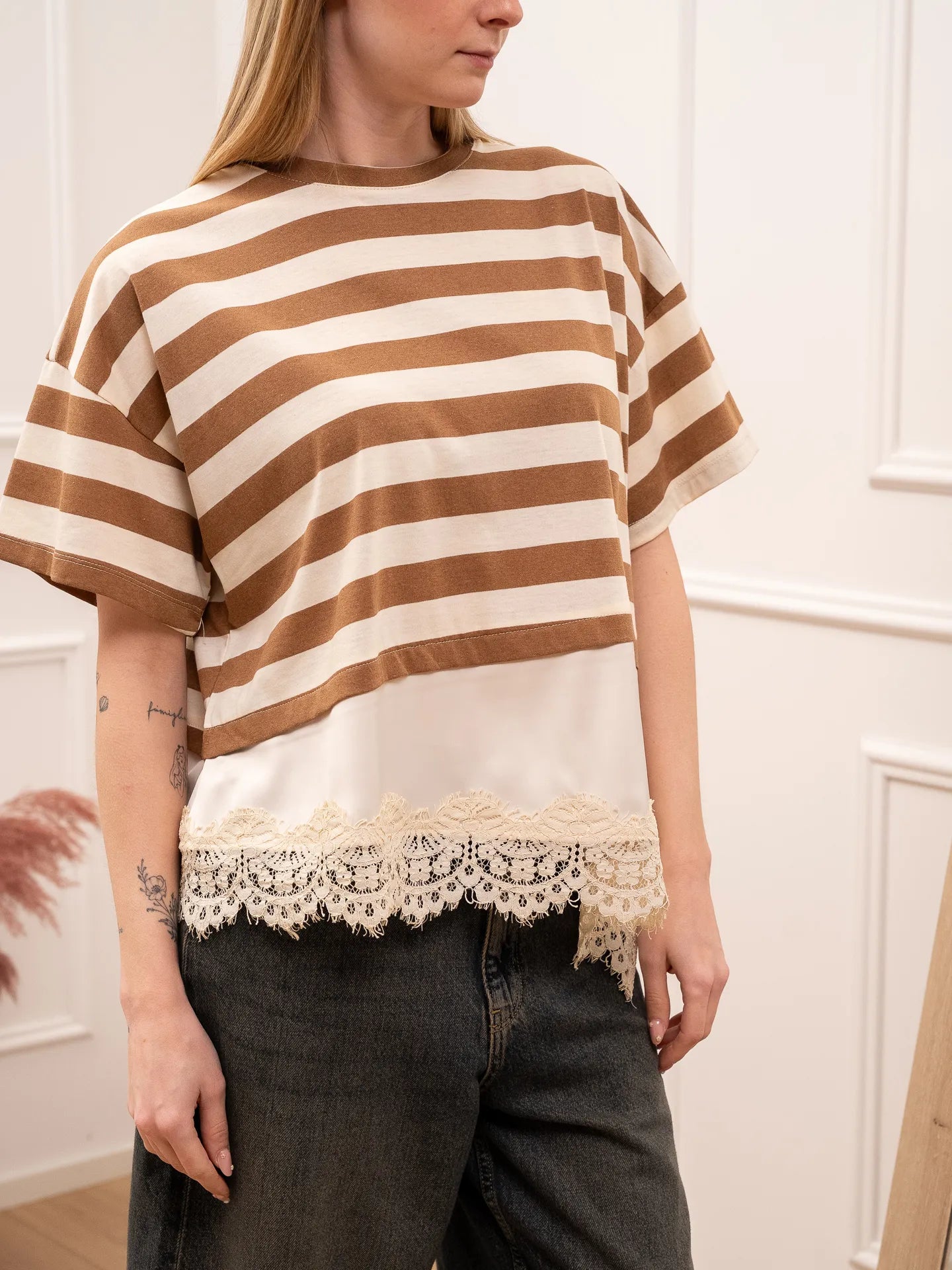 T shirt rigata camel, burro con banda in satin e pizzo - Dixie