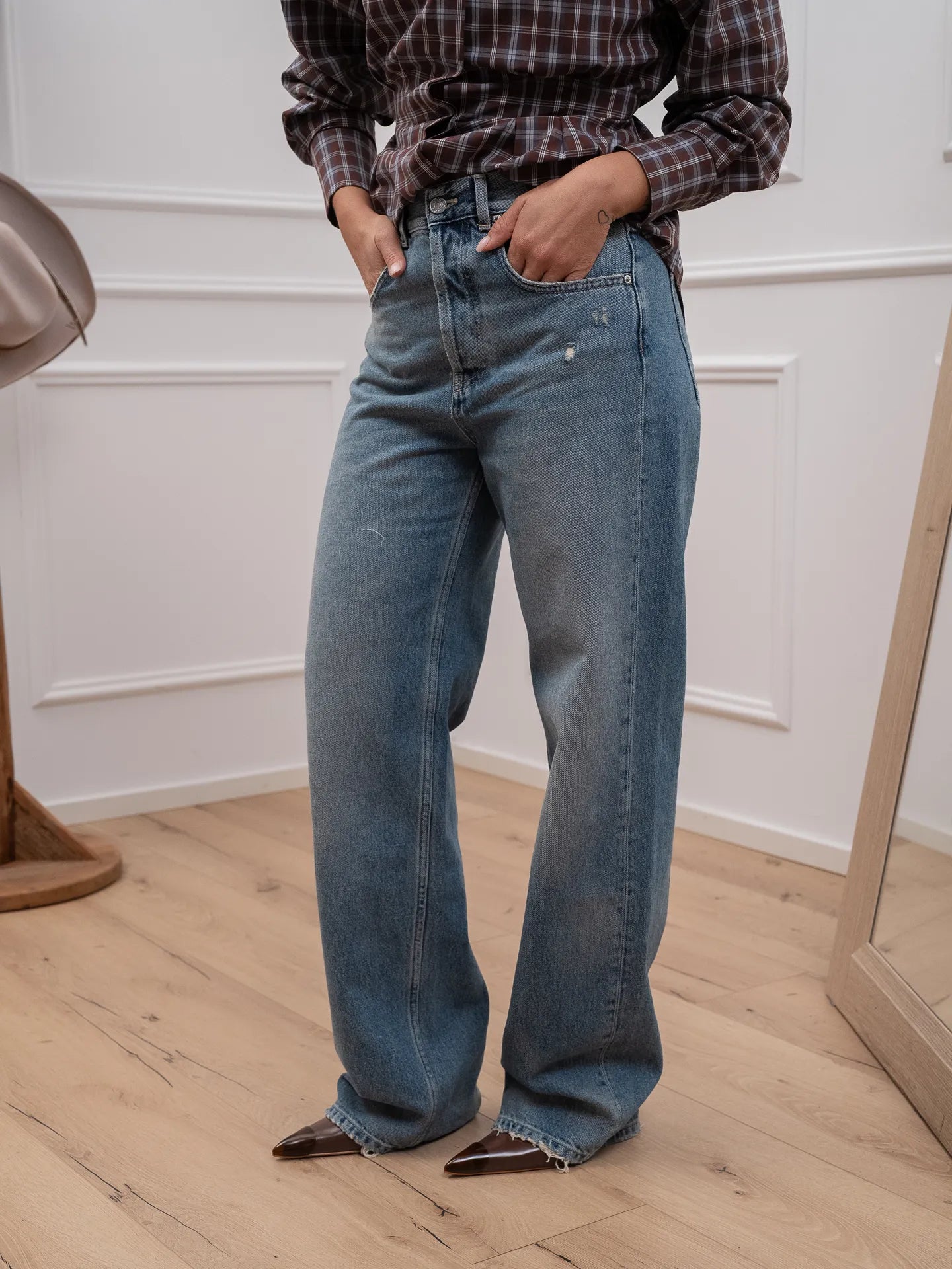 Jeans Adriana denim chiaro con catena argento - Vicolo