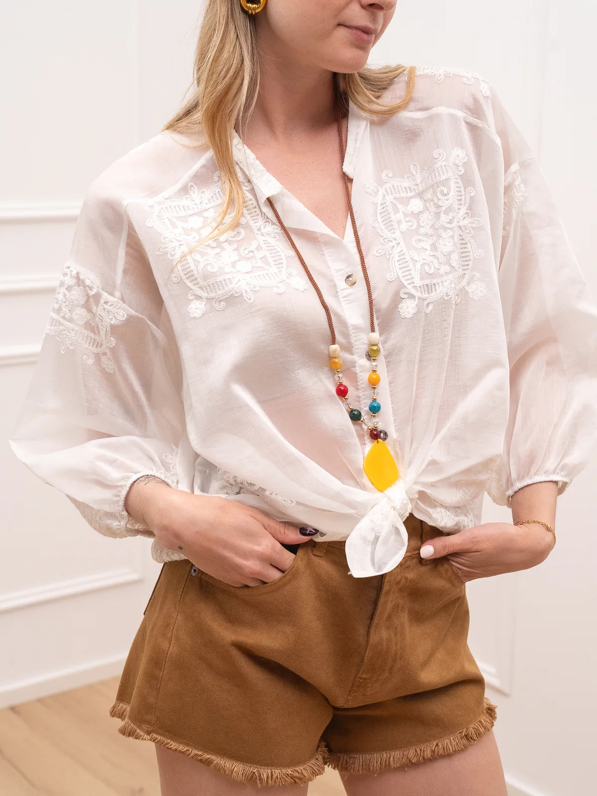 Camicia in lyocell latte con ricami e collana con pietre - HaveOne