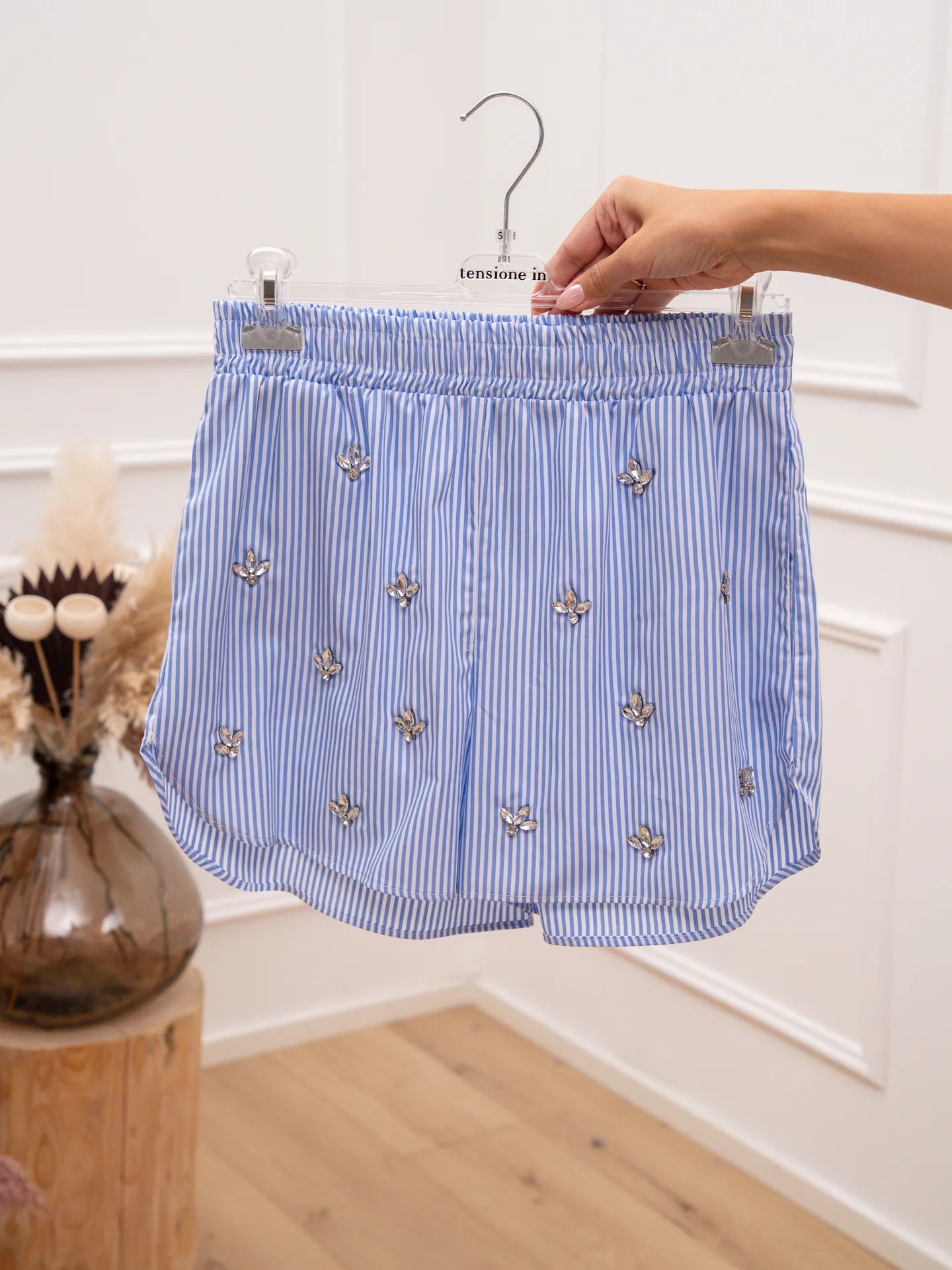 Shorts Shine rigati celesti con cabochon - Tensione In