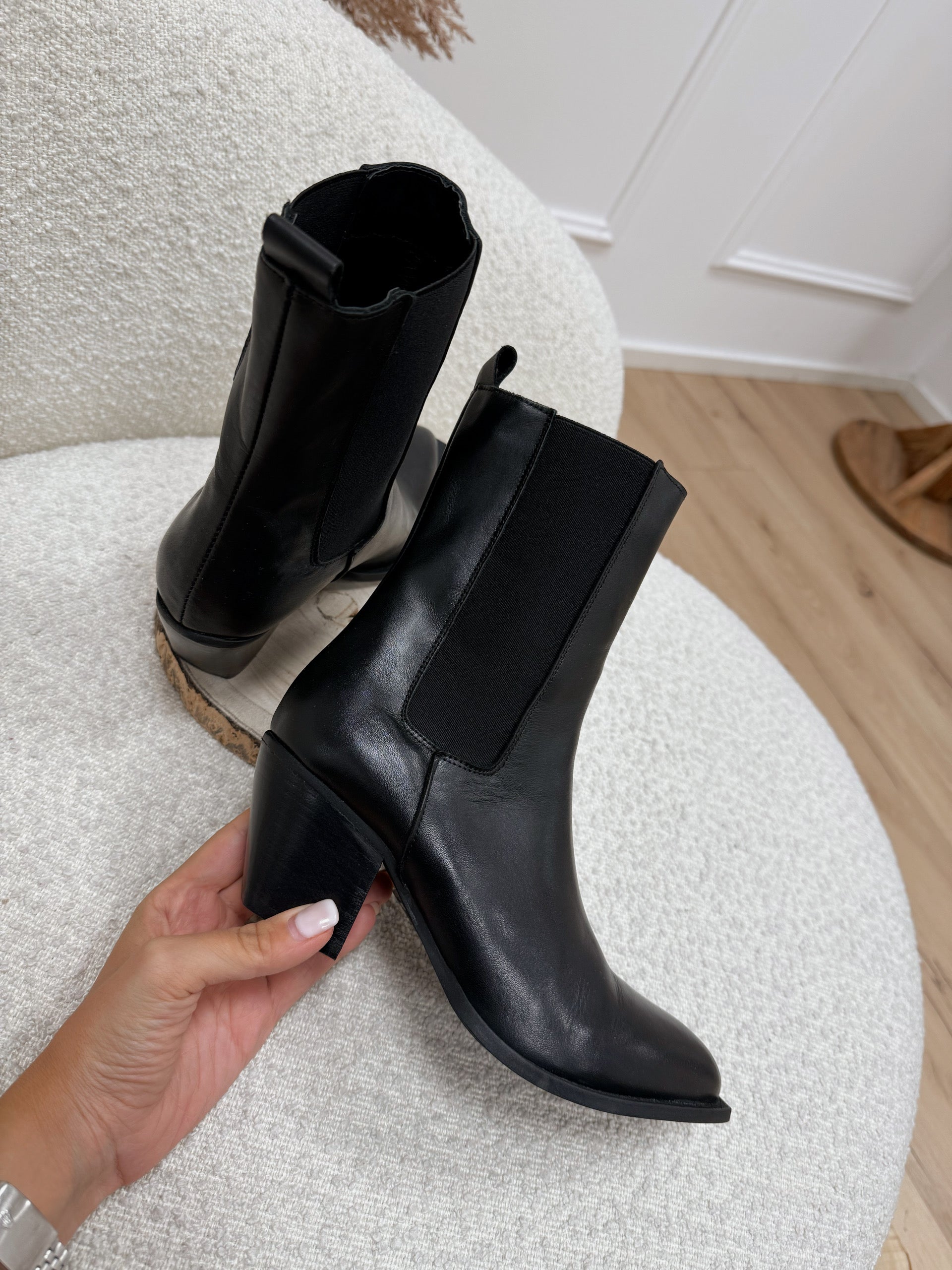 Stivaletto Chelsea in pelle nero con tacco - Ovyè