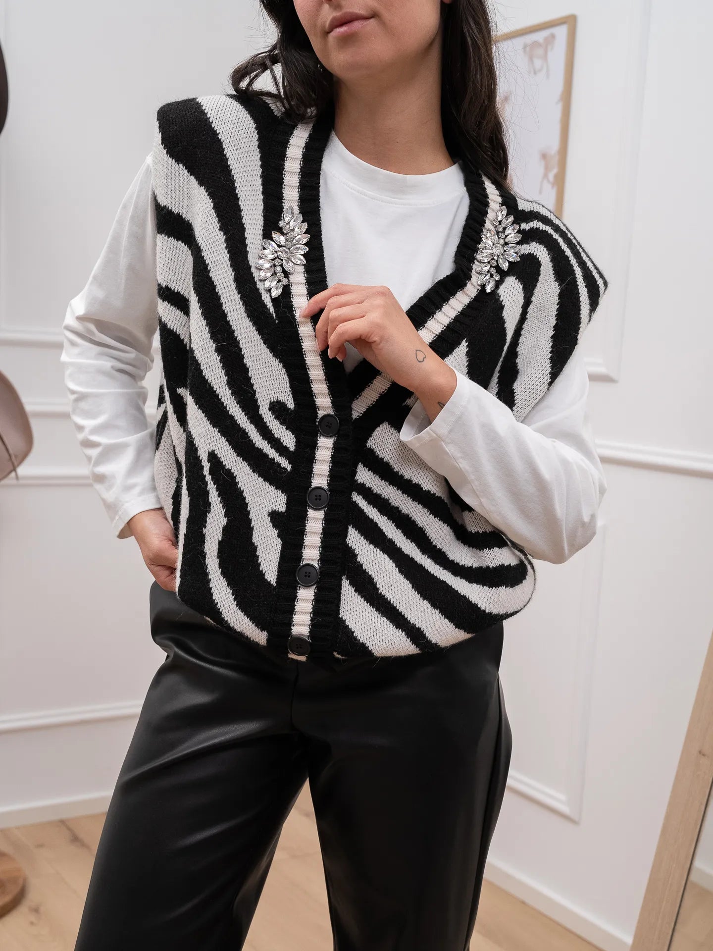 Gilet in maglia panna, nero con cabochon - Dixie