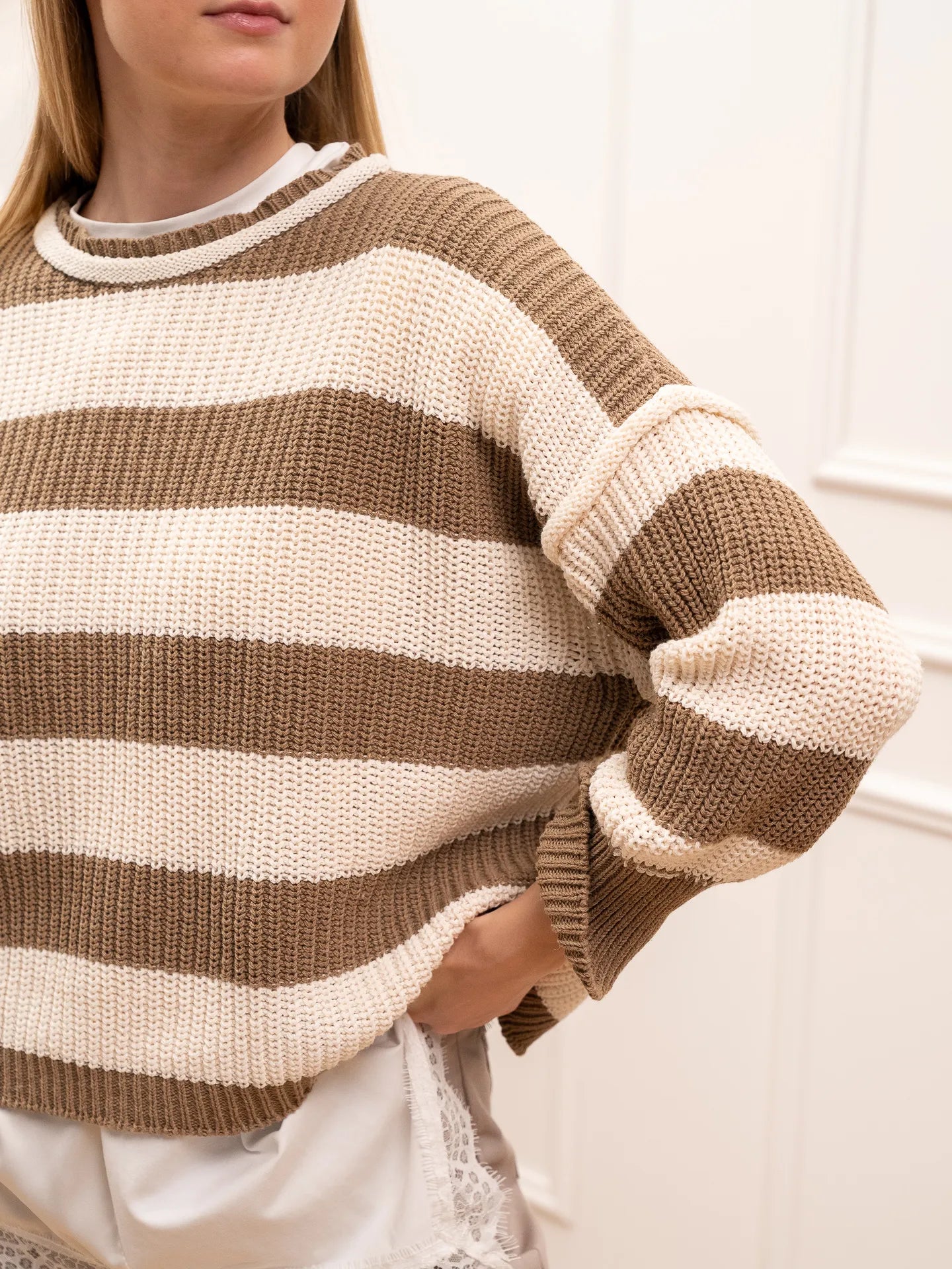 Maglia girocollo rigata camel e panna fit over - HaveOne
