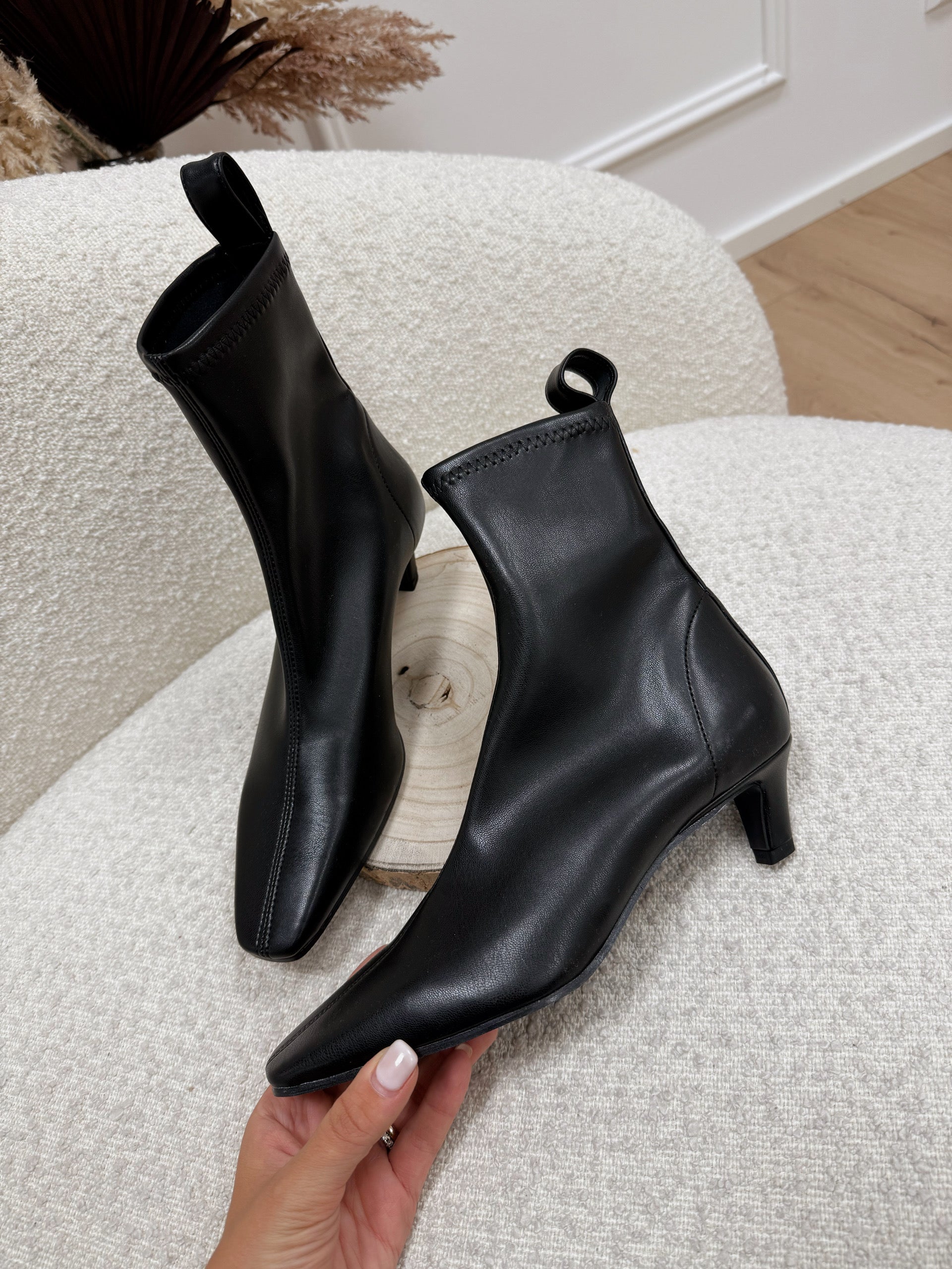 Stivaletto a calzino nero tacco basso - Ovyè