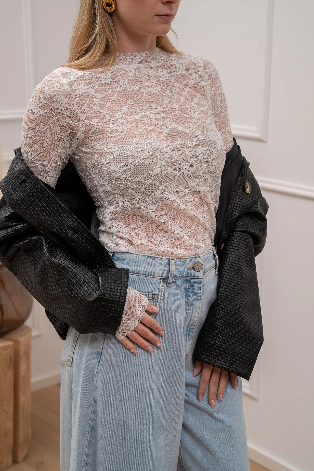 Top in pizzo burro collo taglio vivo - HaveOne