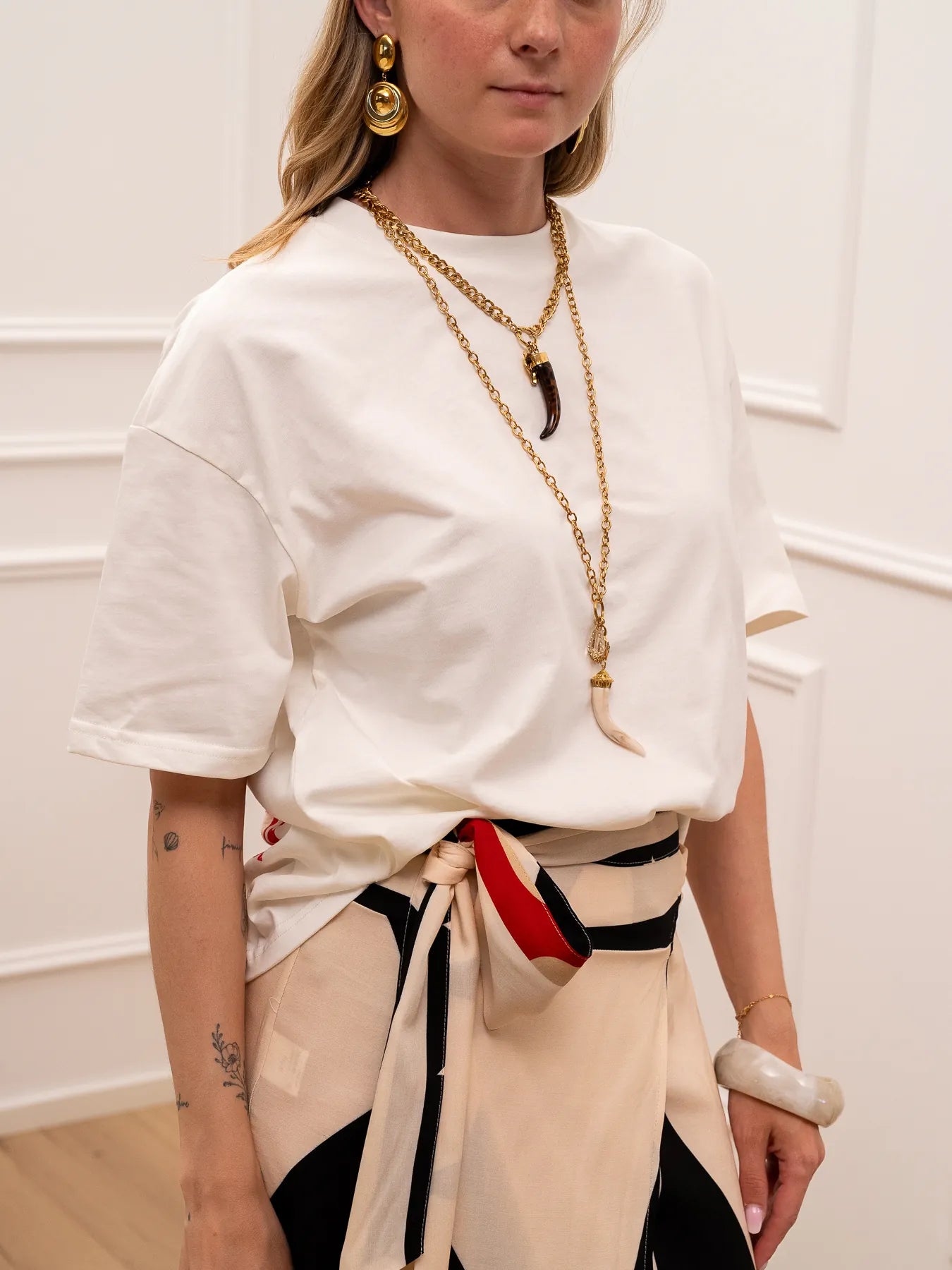 T shirt latte stampa Ibiza sul retro - HaveOne