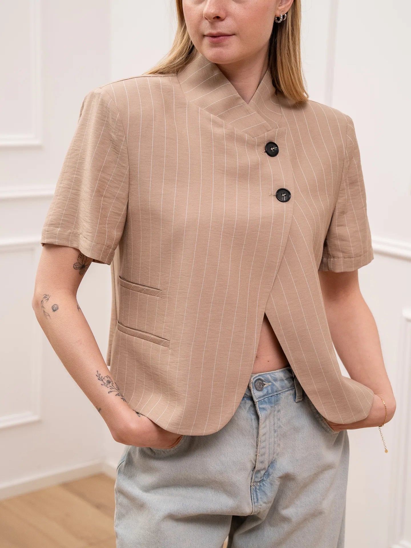 Giacca Iris crop rigata beige con doppio bottone - HaveOne