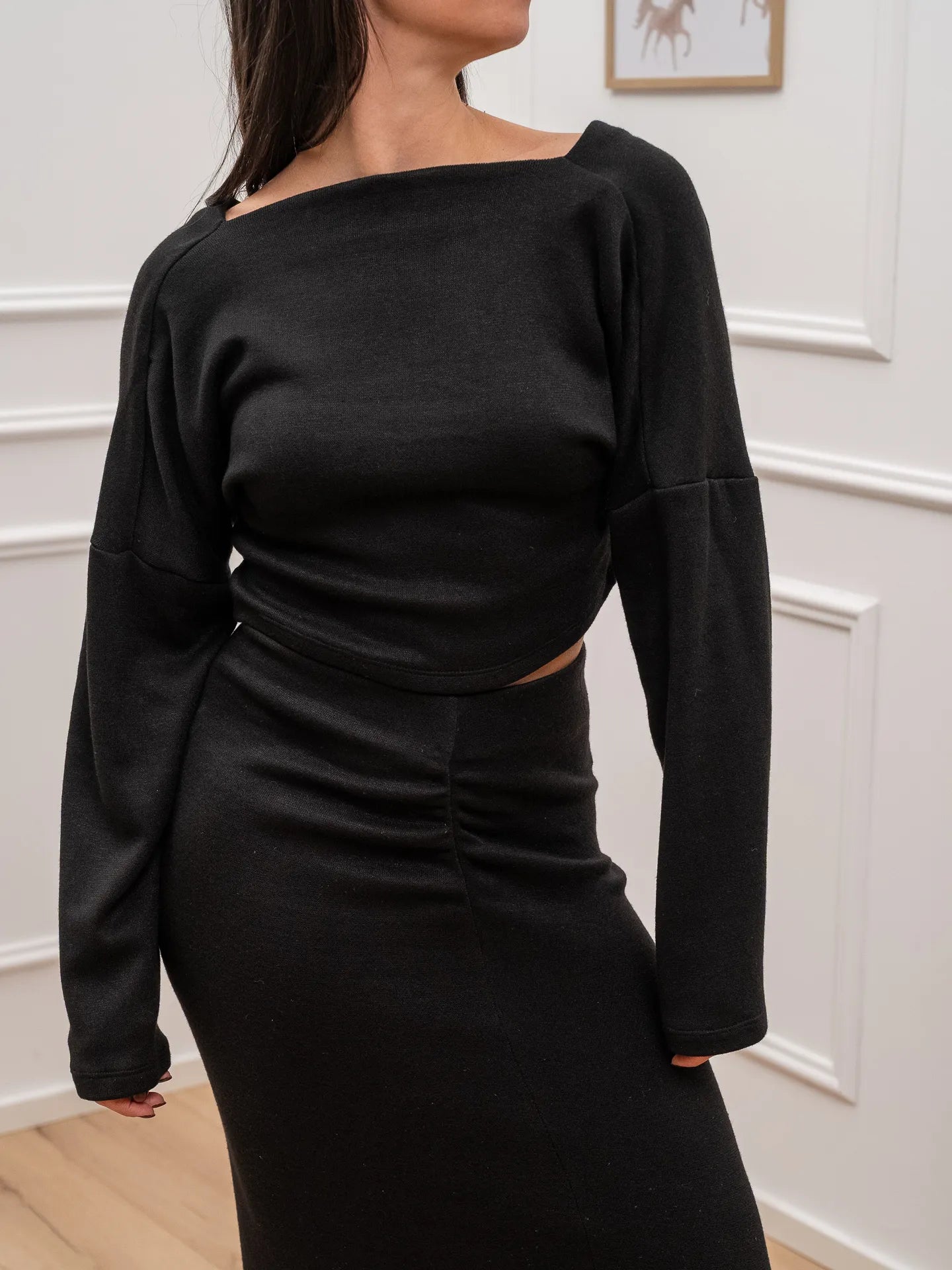 Maglia soft touch nera con scollo anello sul retro - HaveOne