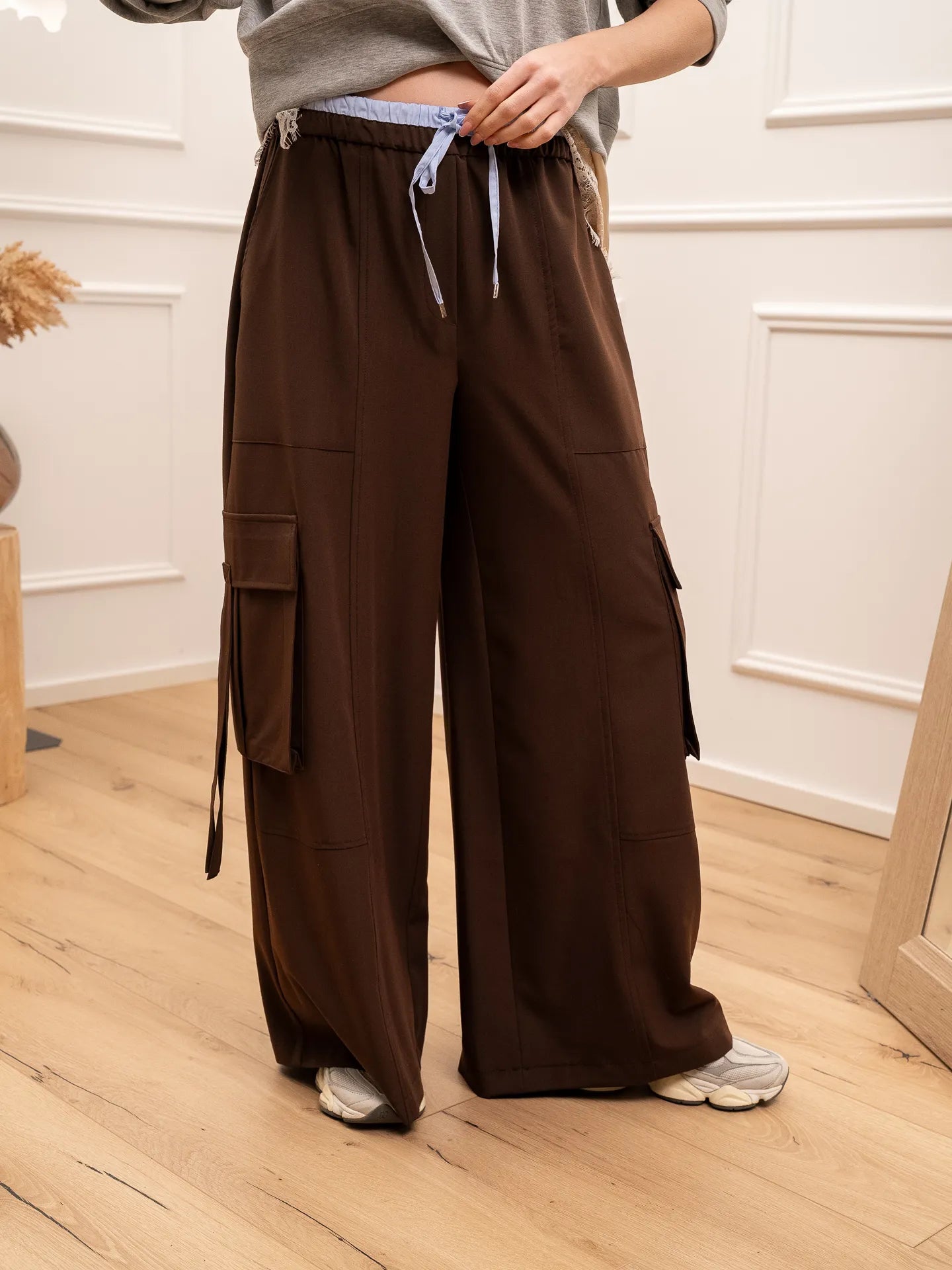 Pantaloni cargo cioccolato dettaglio boxer celeste - Tensione In