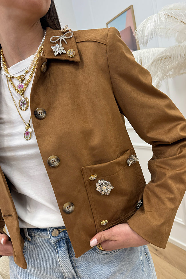 Giacca crop scamosciata cuoio con spille gioiello - HaveOne