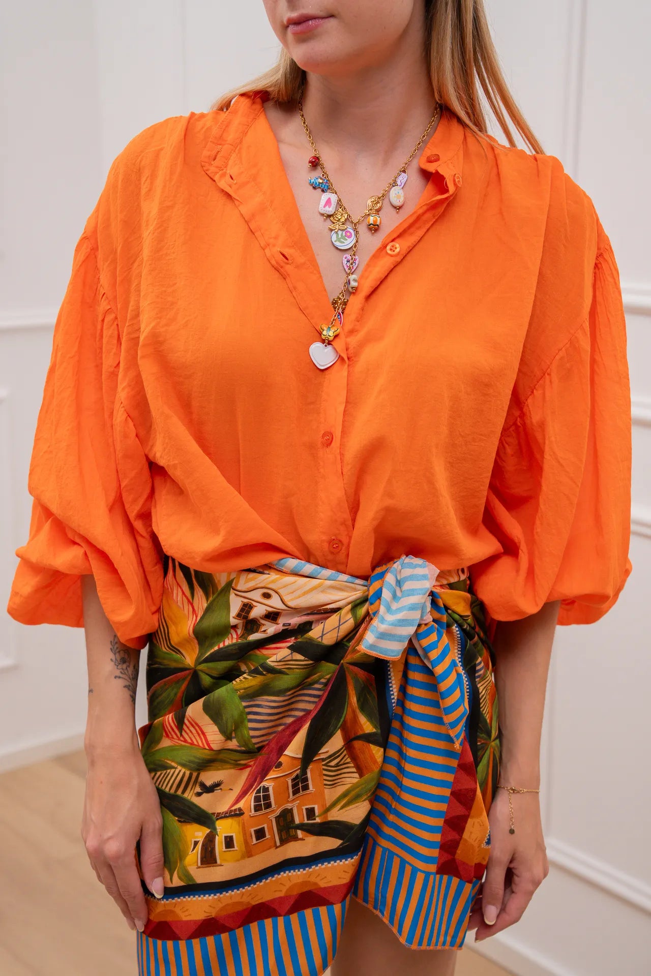 Camicia coreana in mussolina arancio manica balloon - Tensione In
