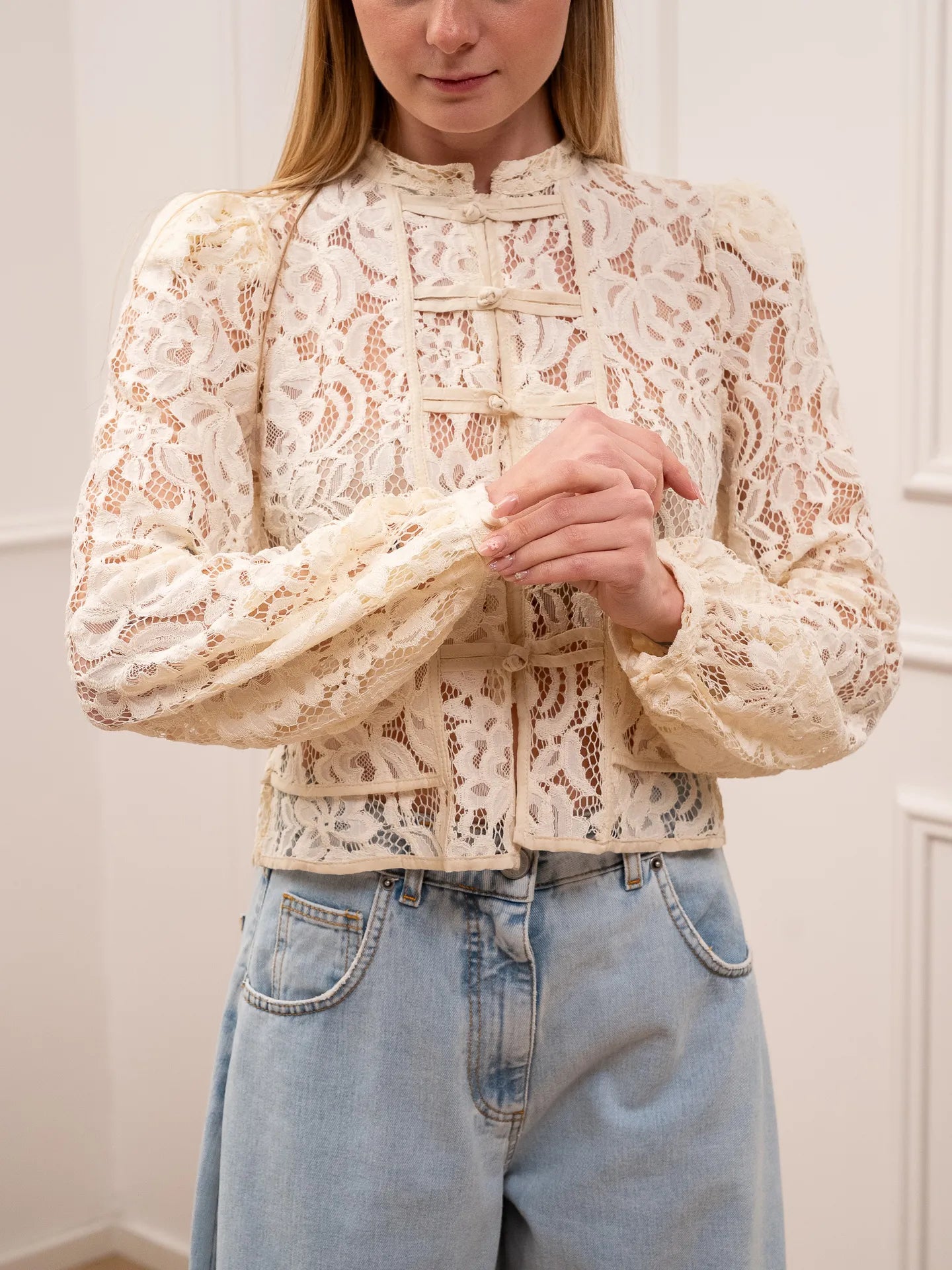 Camicia crop panna in pizzo con alamari - Tensione In